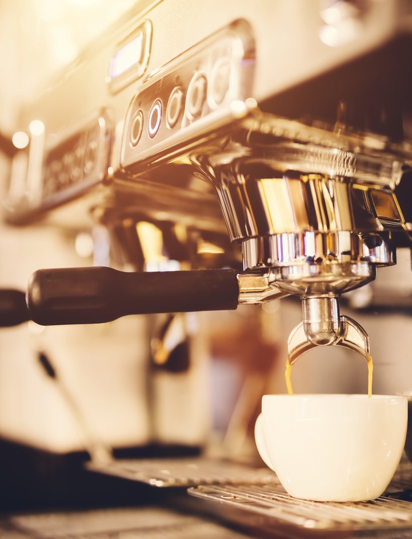 Kaffeezubereitung am Morgen. Kaffee-Maschine.