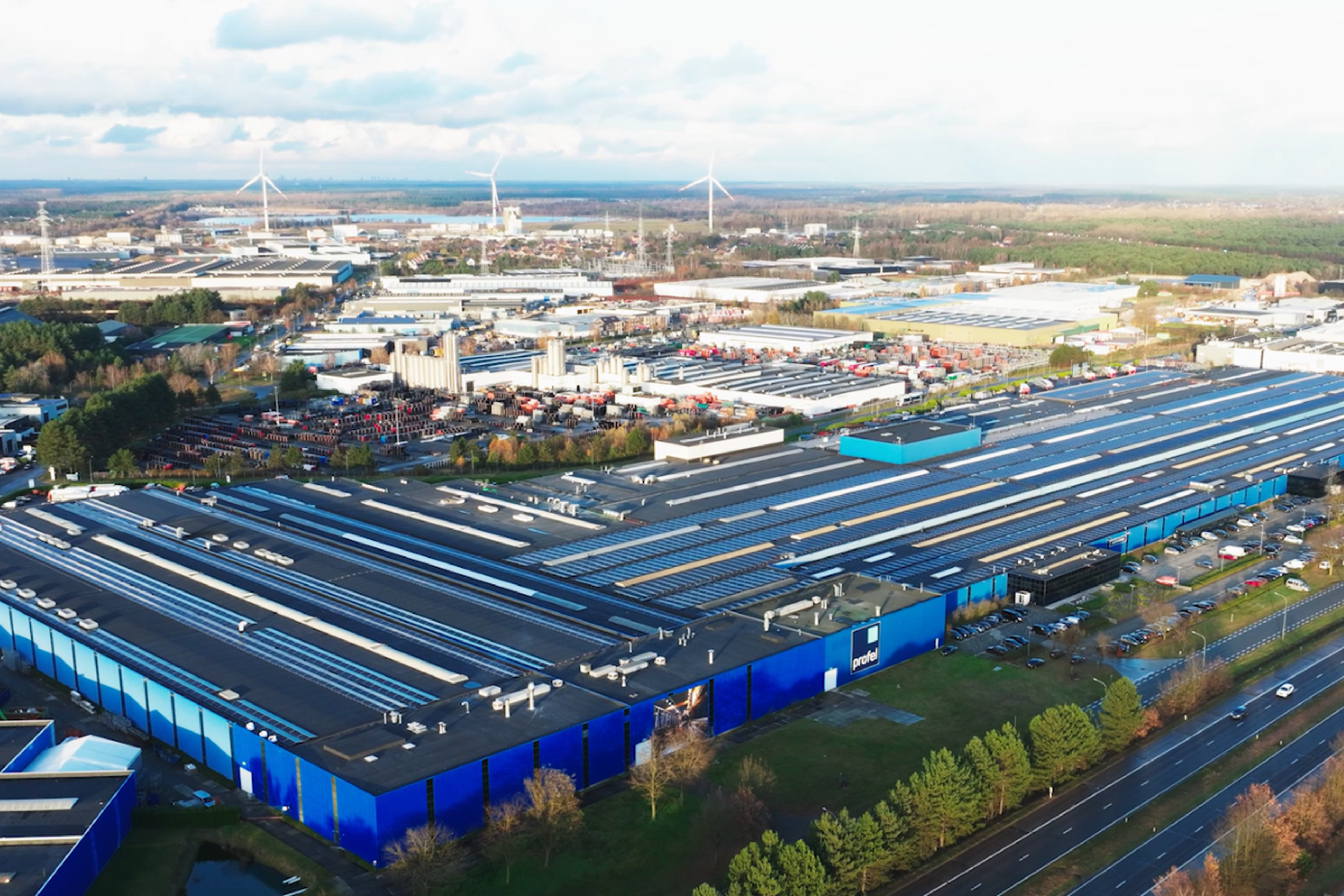 Luchtfoto fabriek Profel ramen en deuren in Pelt, België | Profel als betrouwbare partner voor projectbouw