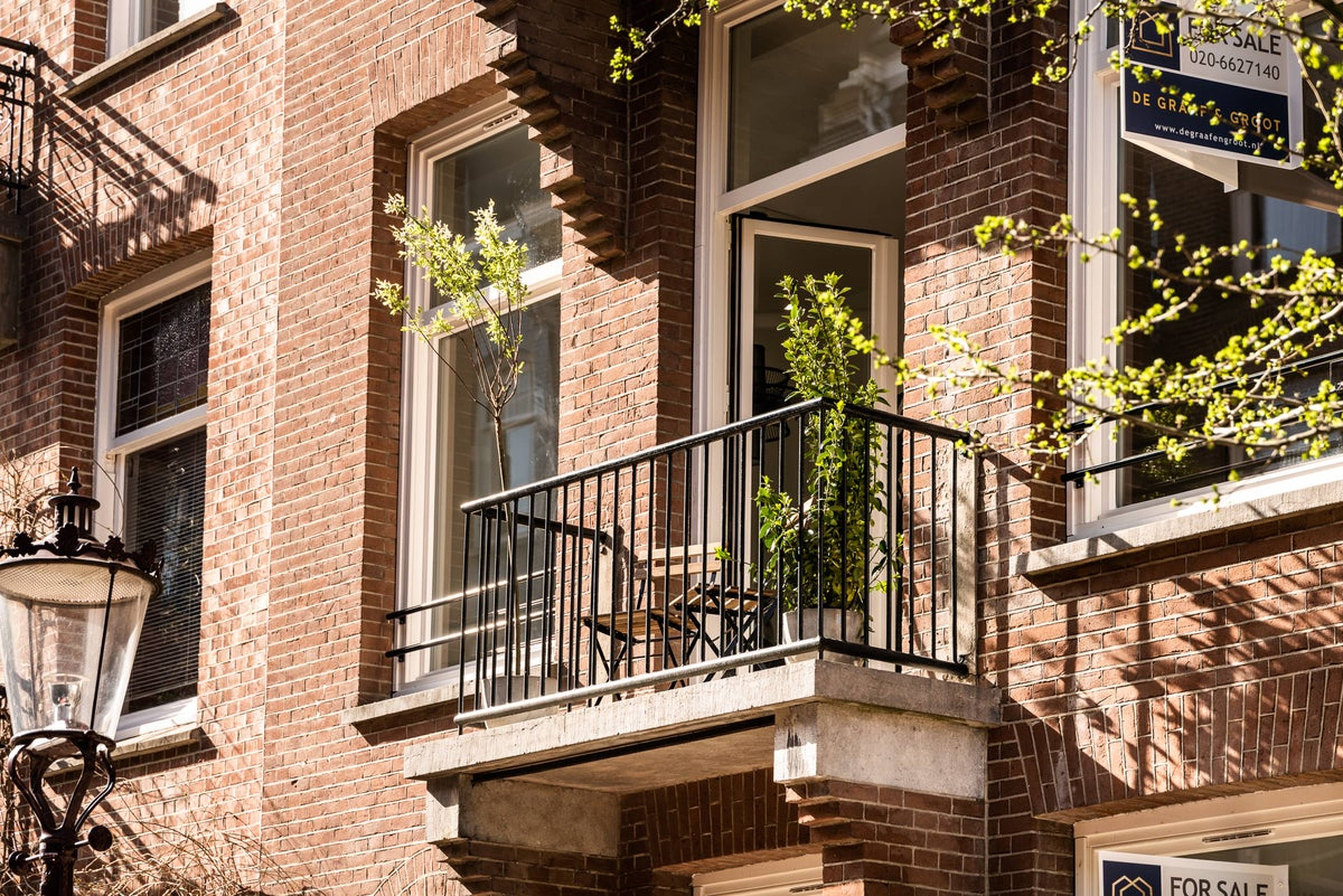 Gerenoveerd appartement met moderne witte houten kozijnen