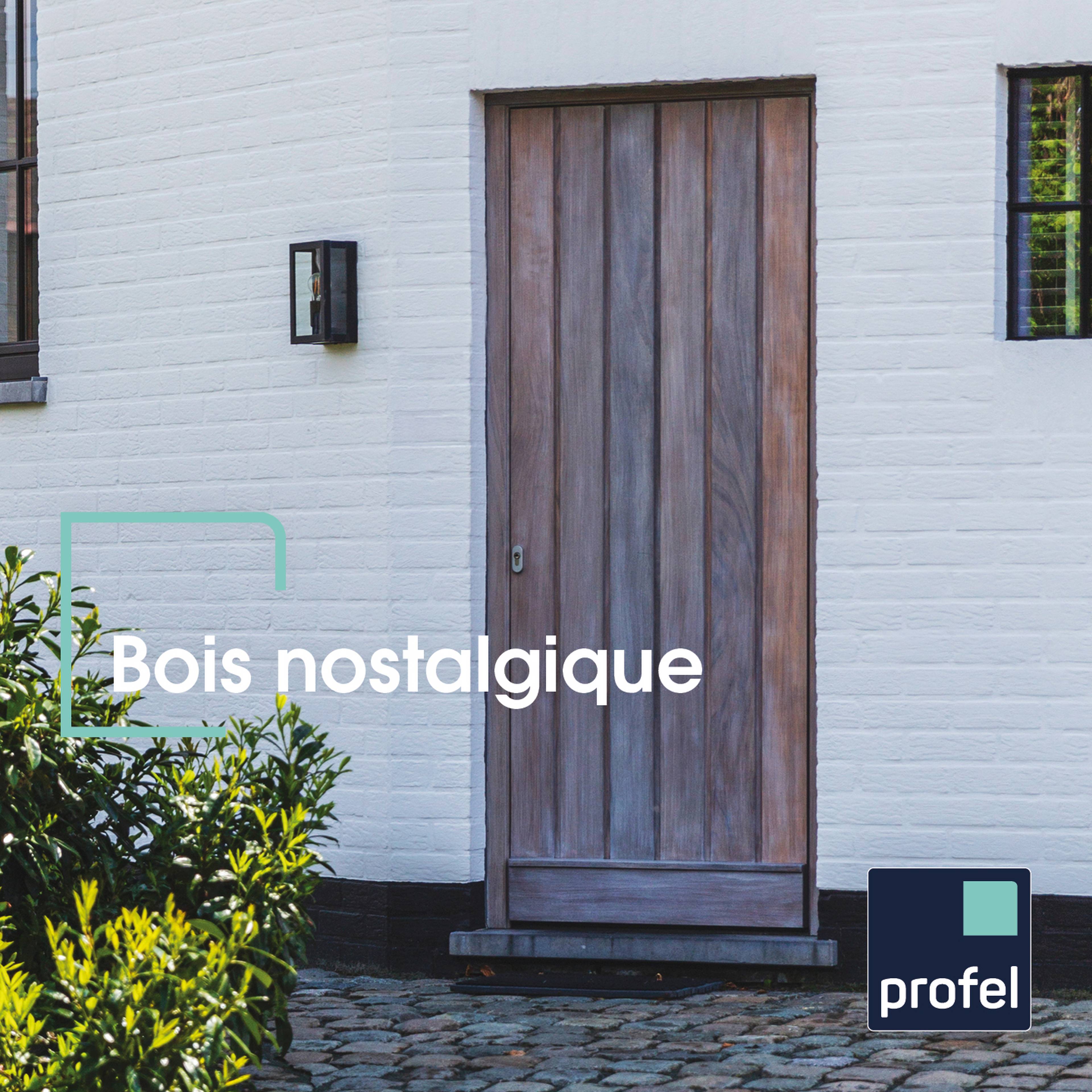 Une porte d’entrée en bois nostalgique dans une maison de style rural