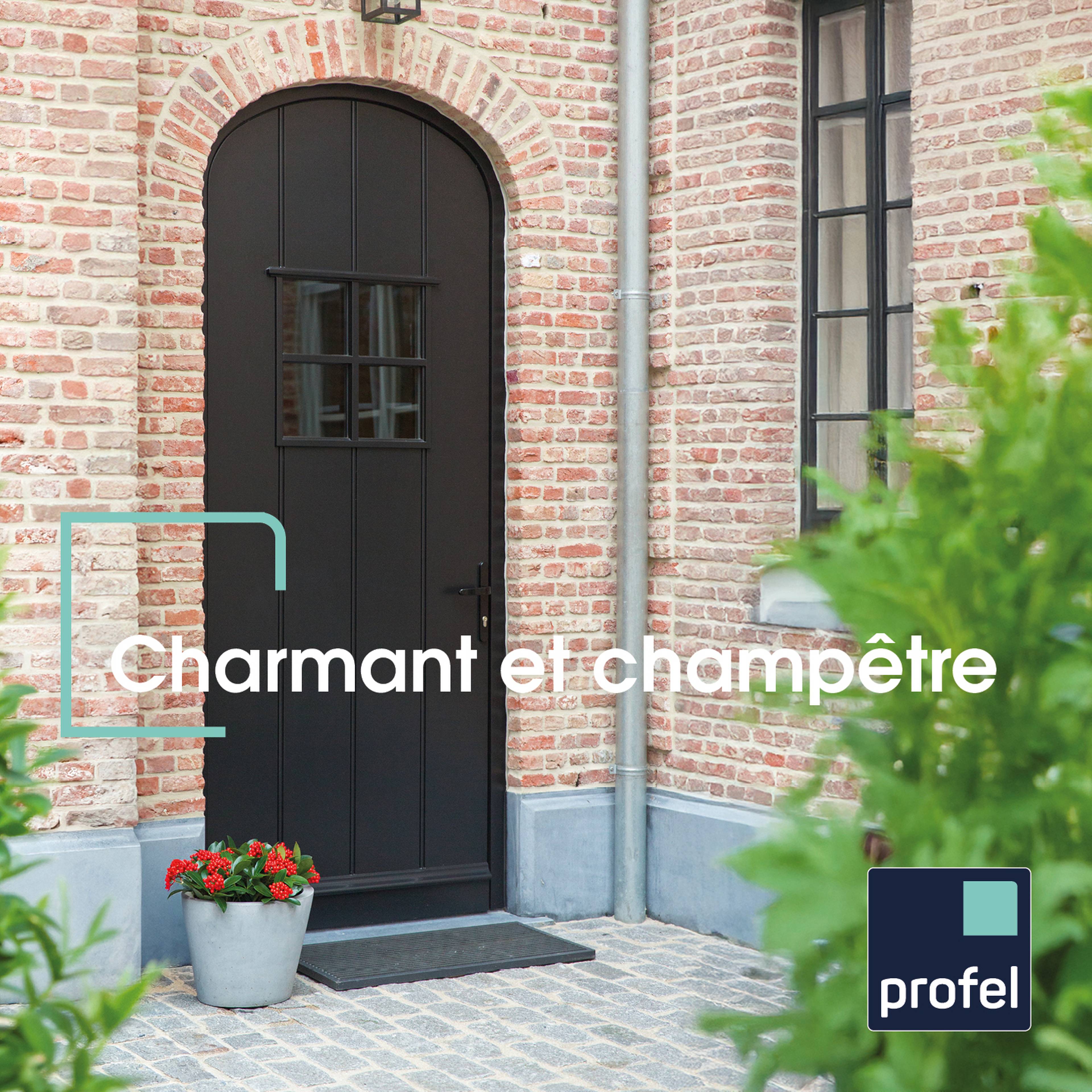 Une porte d’entrée en bois au charme champêtre