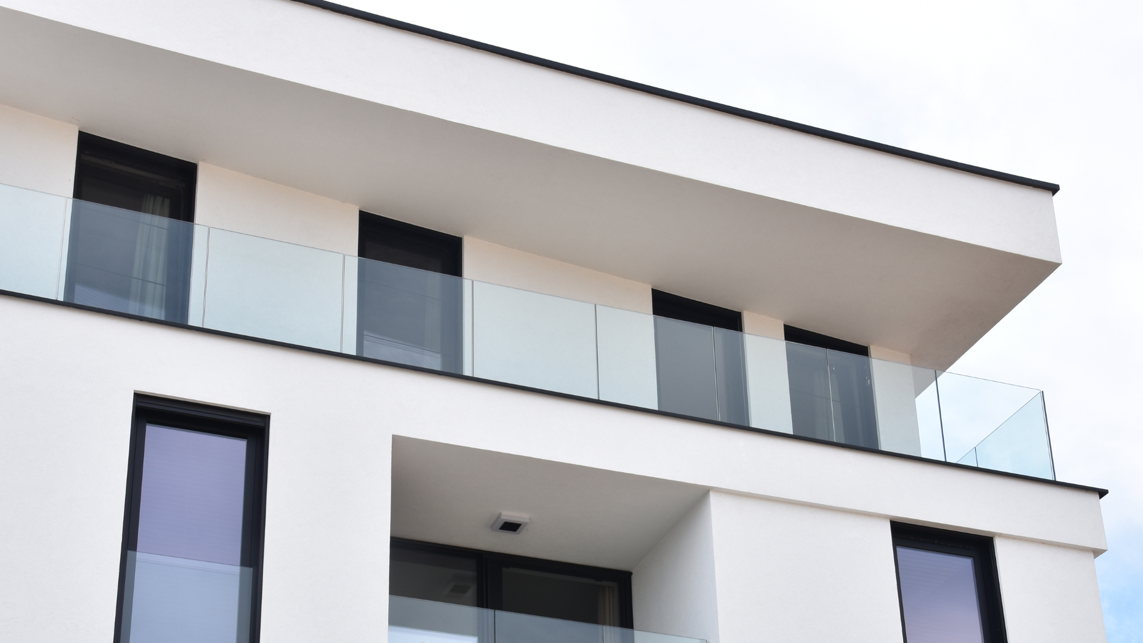 Appartementsgebouw met zwarte aluminium ramen van Profel | Profel als betrouwbare partner voor projectbouw