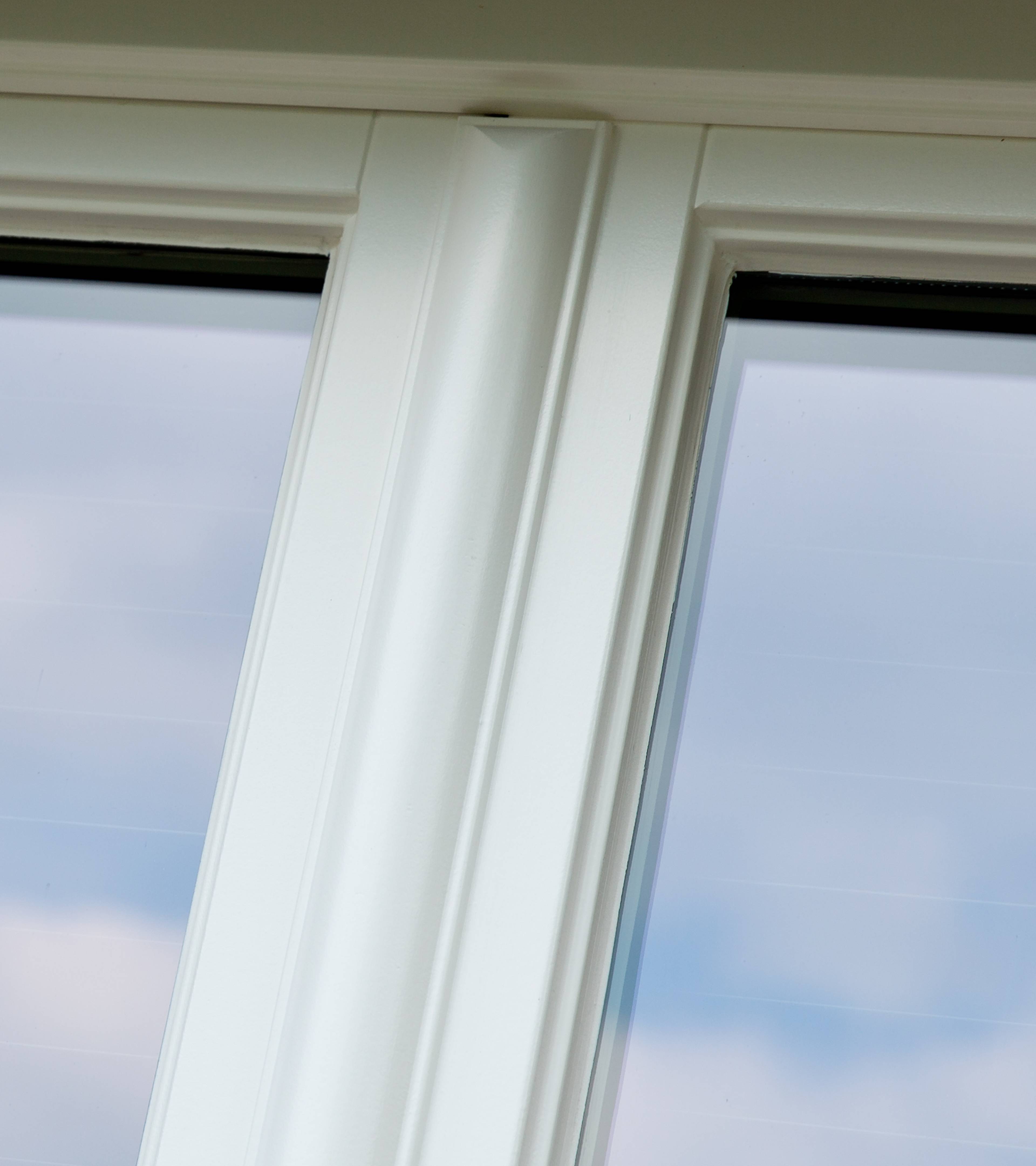 Close-up van klassieke witte houten kozijnen van Profel