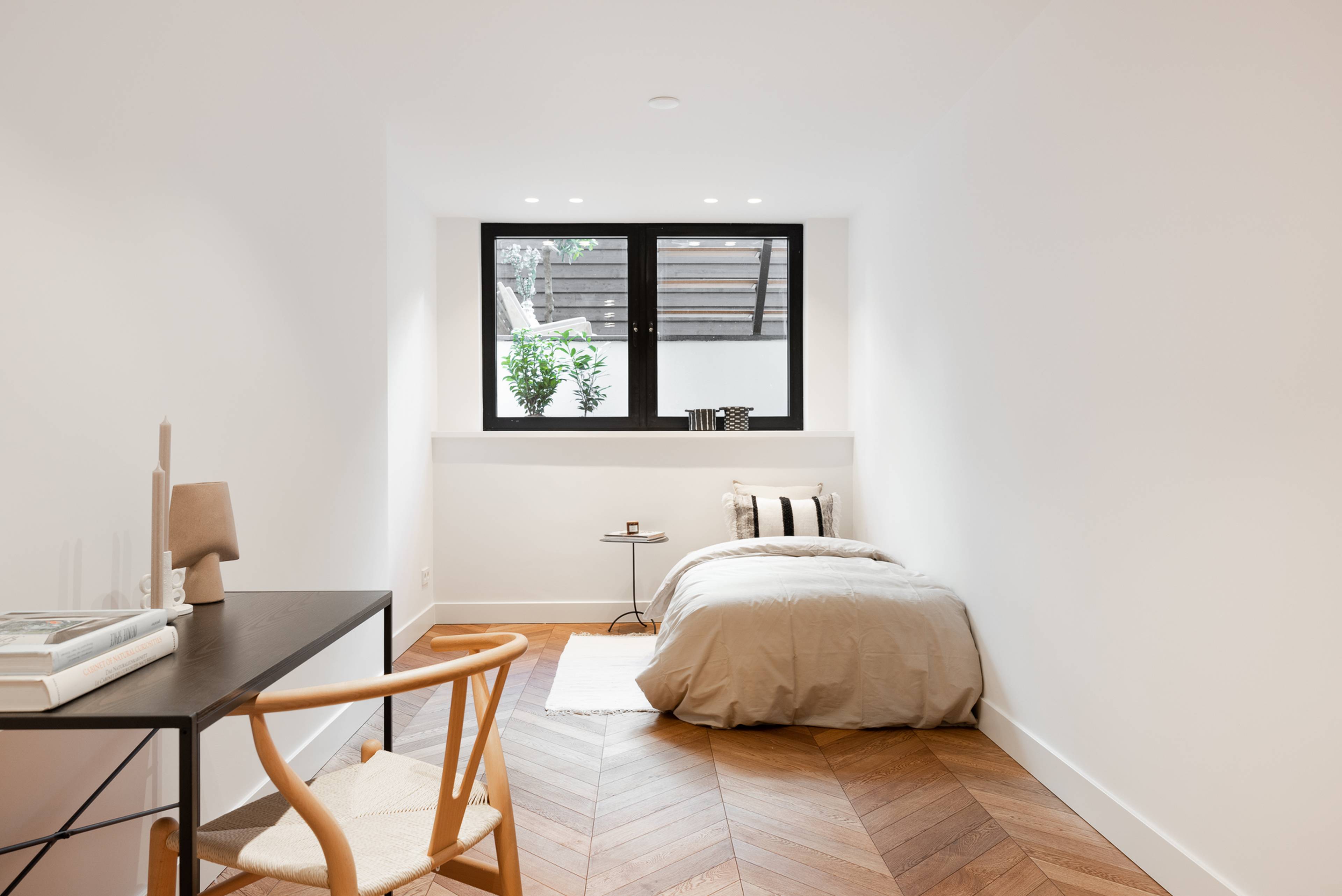 Zwarte aluminium kozijnen in een moderne gerenoveerde woning