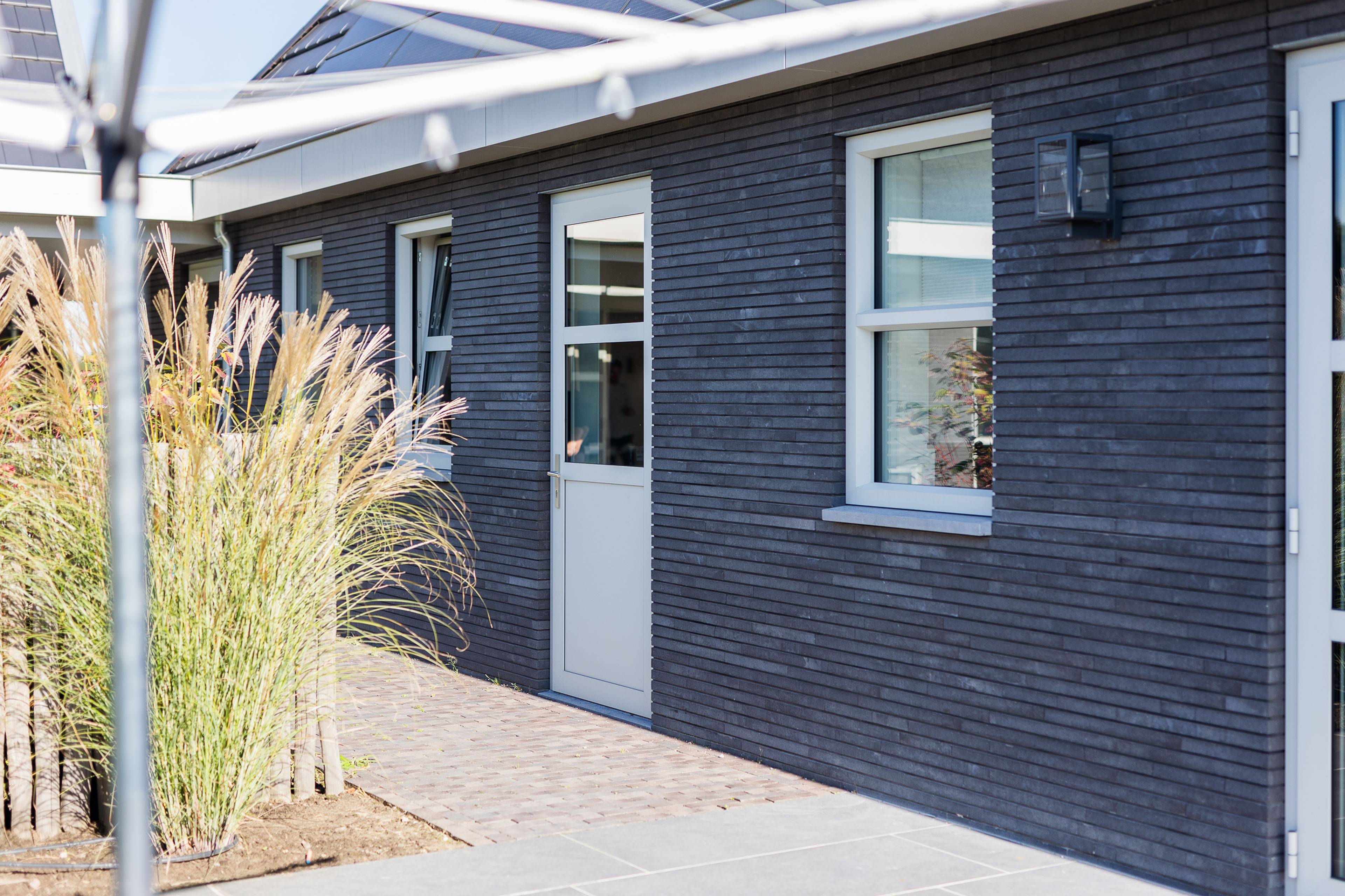 Aluminium raam en deur met grijze kleur in tijdloze stijl