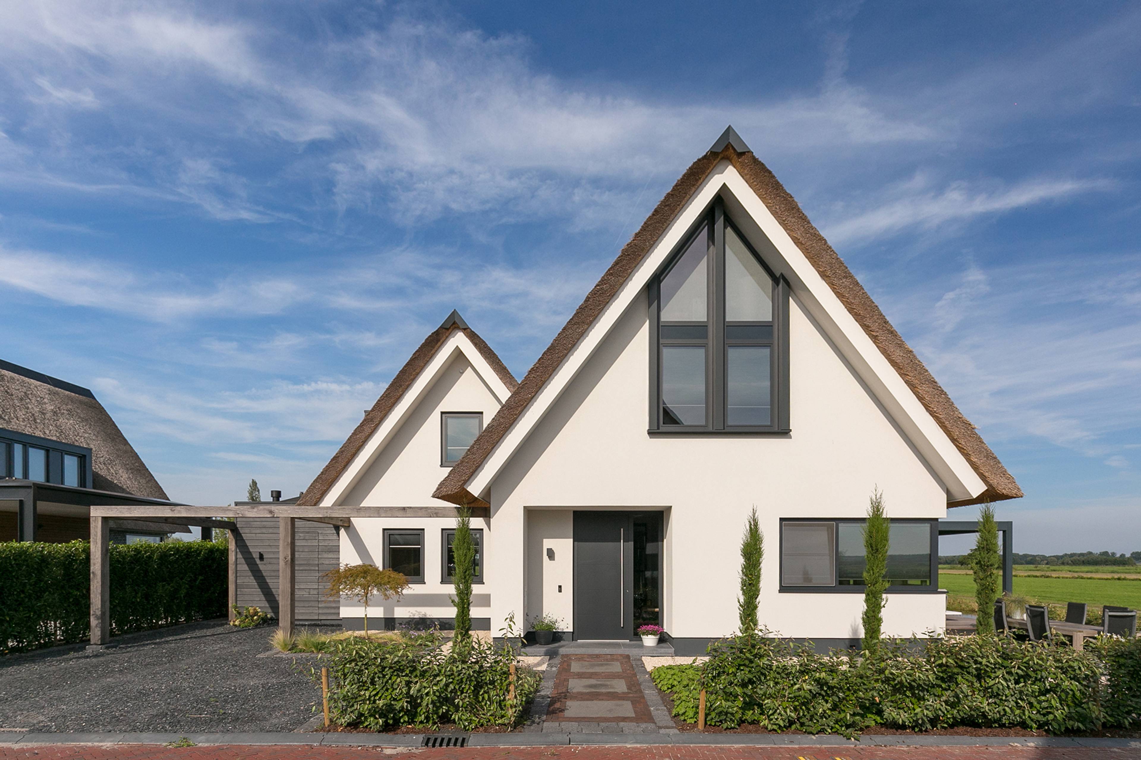 Grijze aluminium kozijnen in moderne nieuwbouw