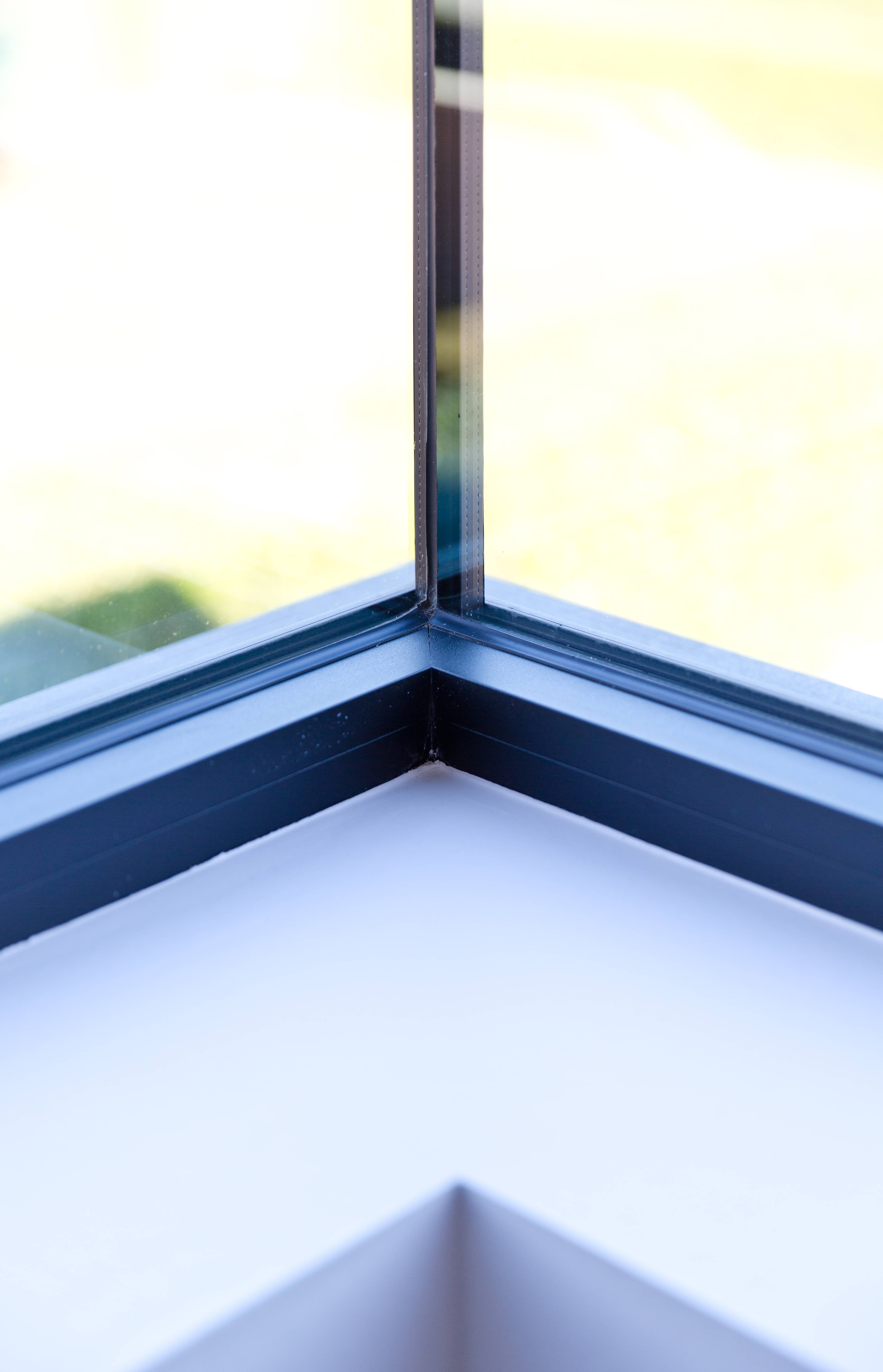 Close-up  d’un châssis noir fin et minimaliste de Profel de style moderne