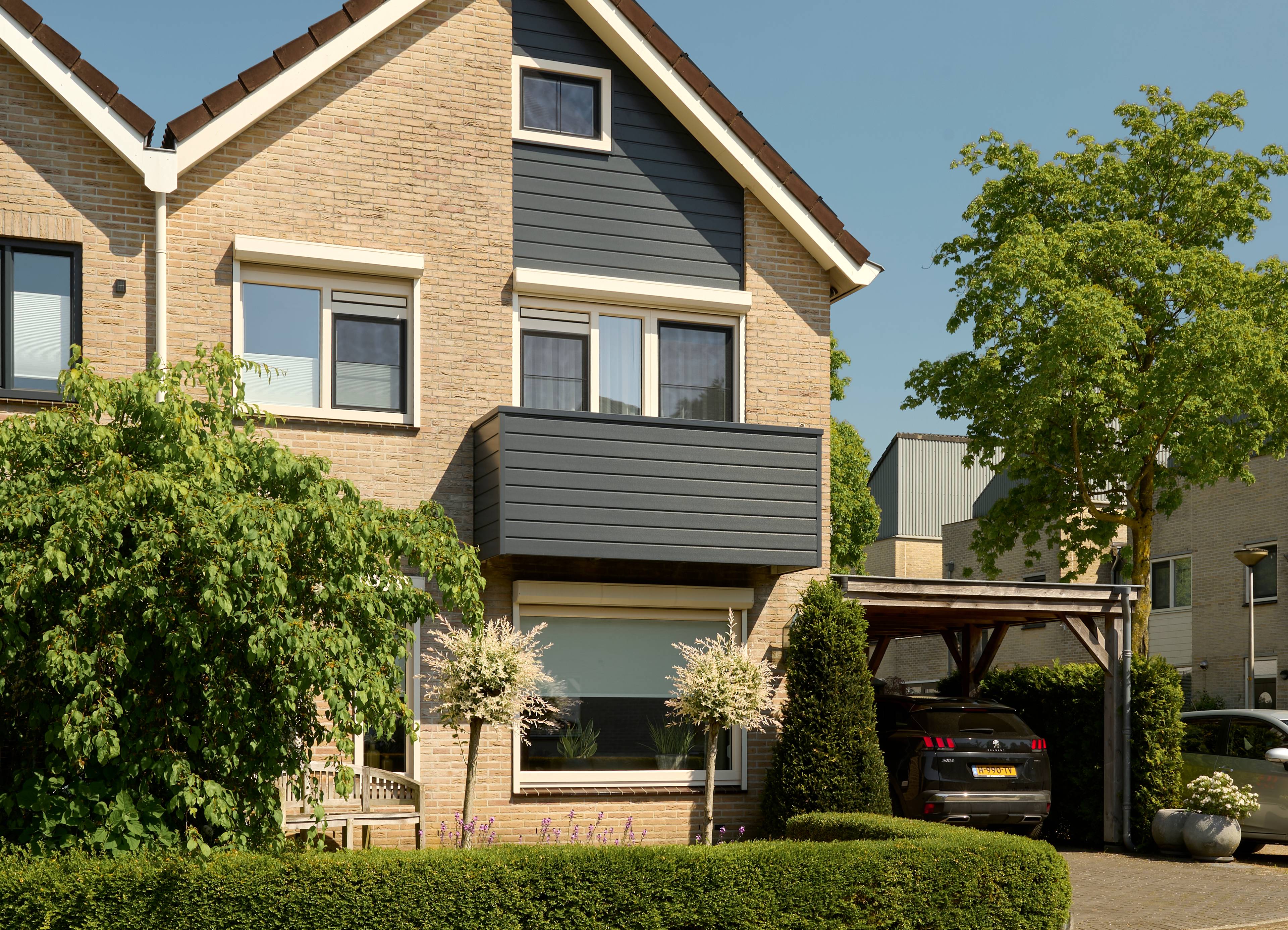 Oude kozijnen van klassieke woning vervangen door tijdloze witte kunststof blok kozijnen met blauwe vleugel