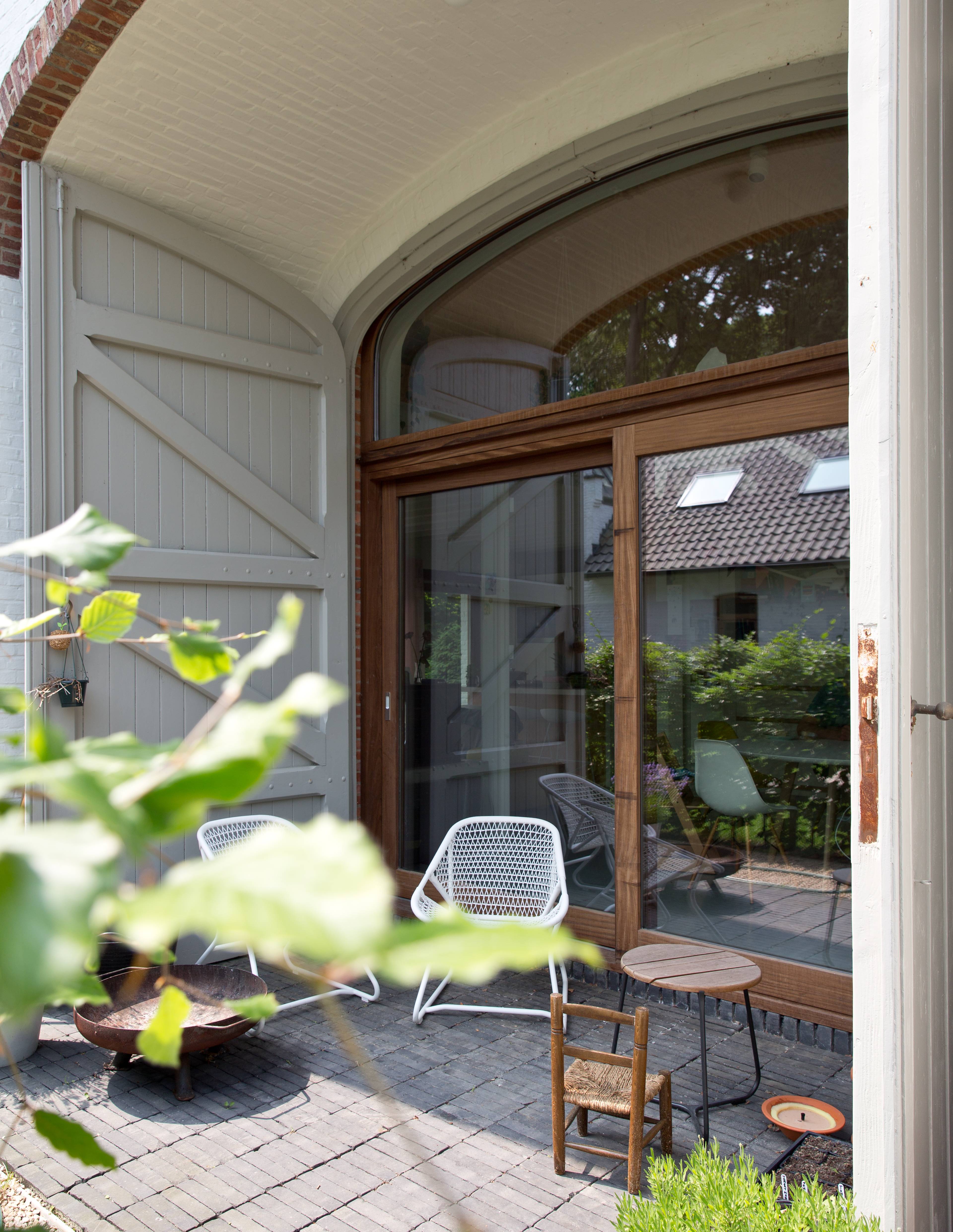 Klassieke woning met een gerenoveerde houten schuifraam en houten grijze sierluiken