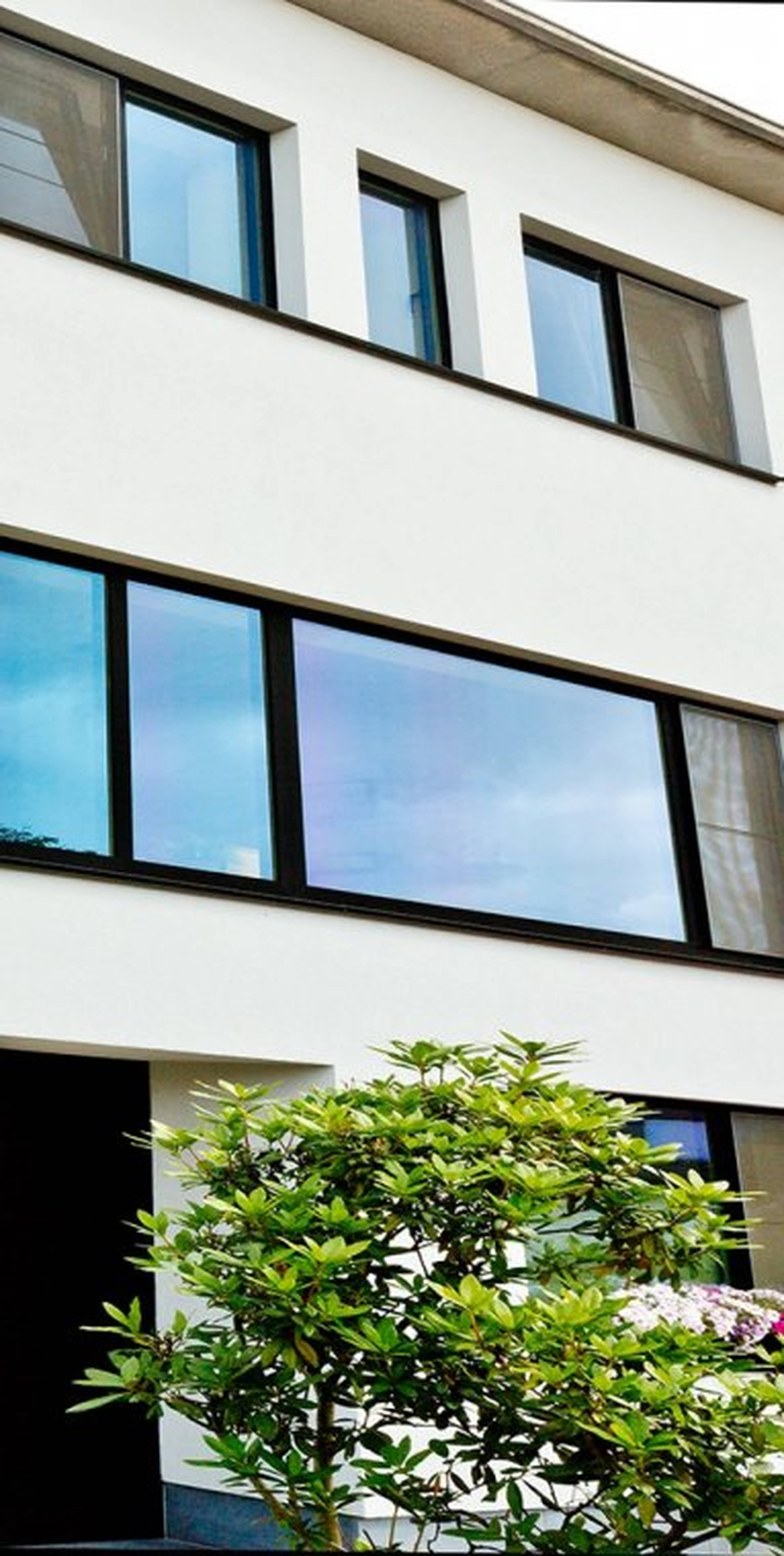 Slanke zwarte aluminium kozijnen in moderne woning