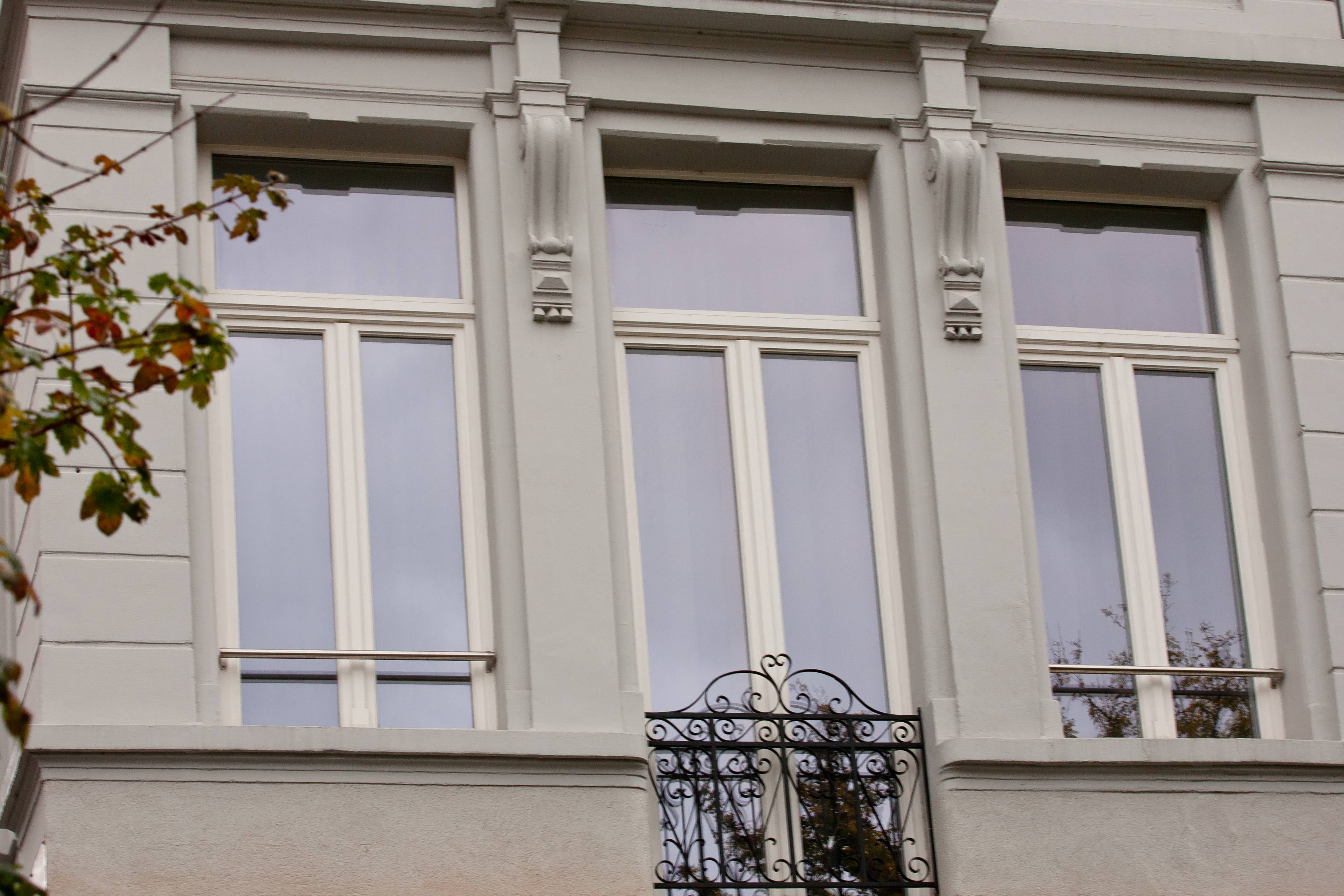 Tijdloze witte houten kozijnen in klassieke woning