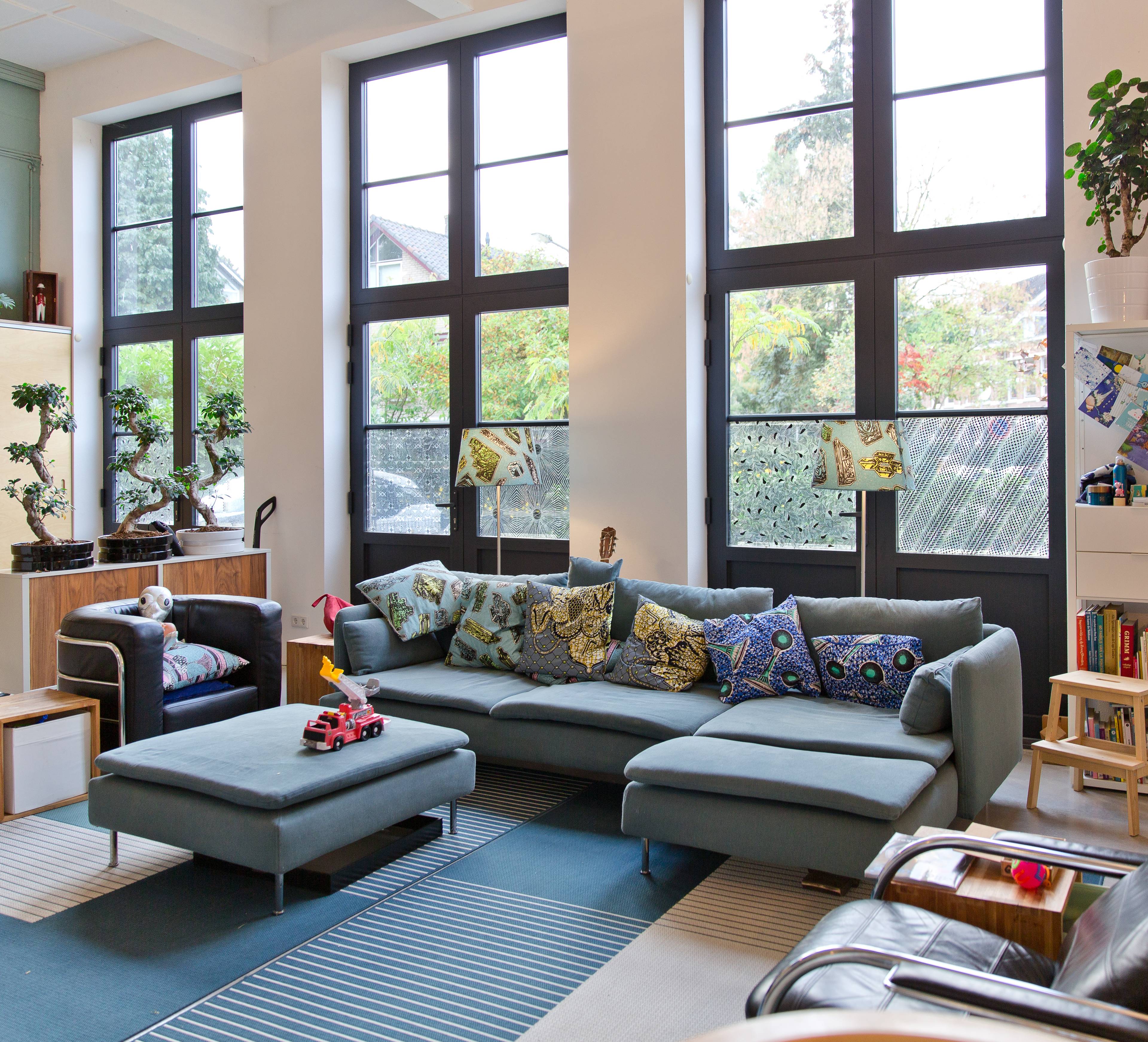 Salon avec des châssis en aluminium noirs de Profel avec croisillons