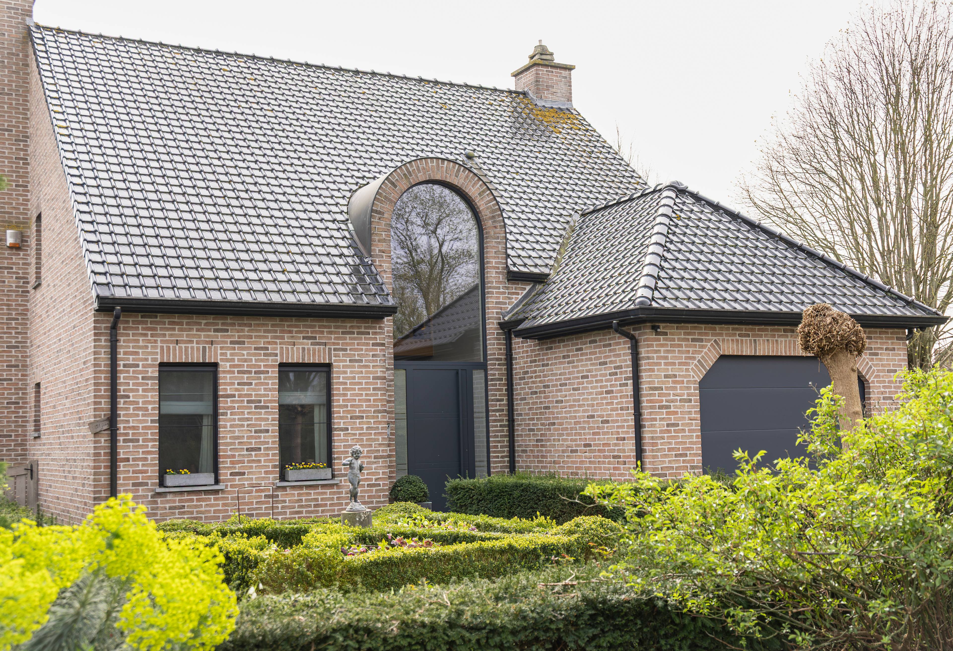 Maison classique rénovée avec des fenêtres intemporelles en aluminium noir de Profel