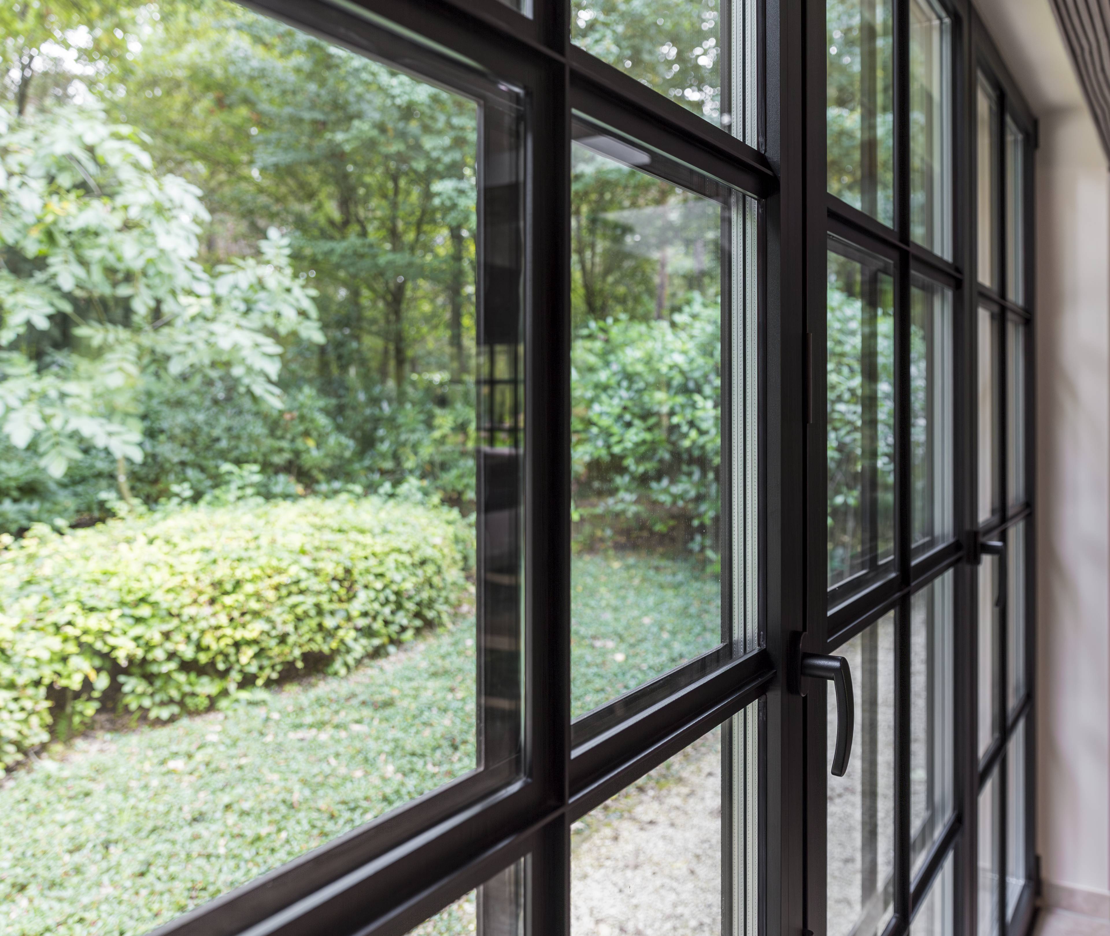 Close-up d’un châssis industriel en aluminium noir de Profel avec croisillons