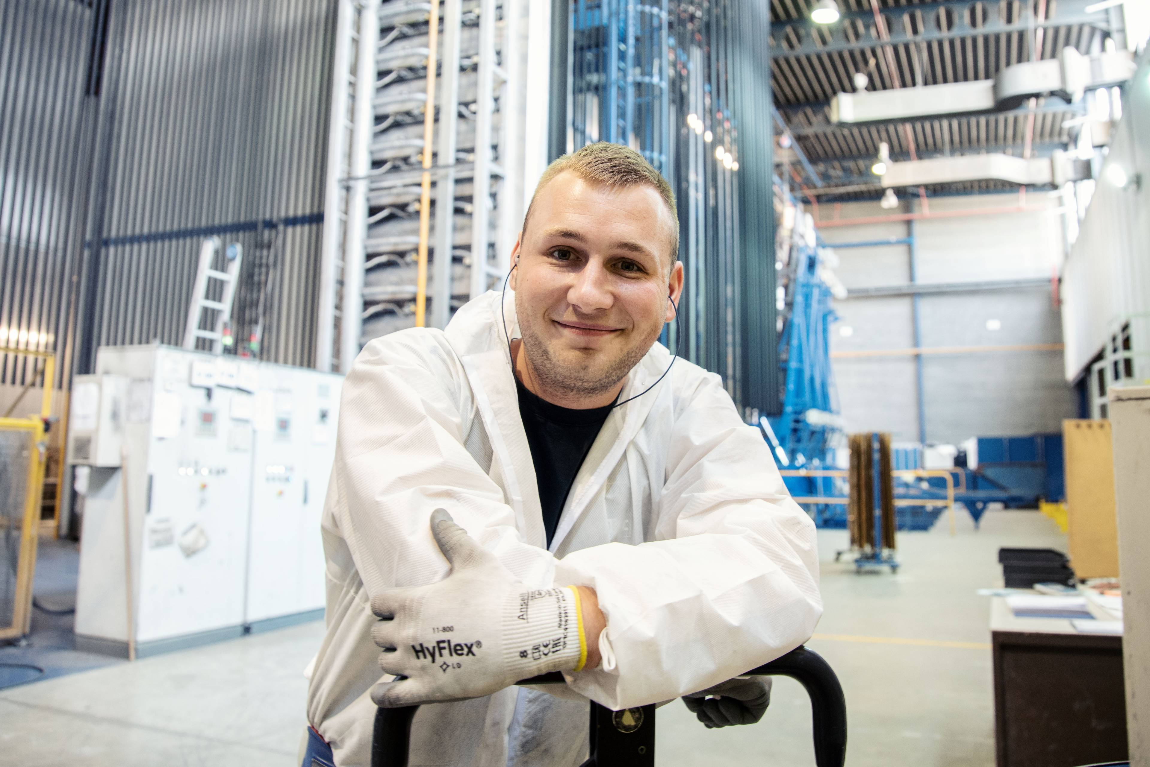 Un artisan Profel dans l'usine, souriant à la caméra