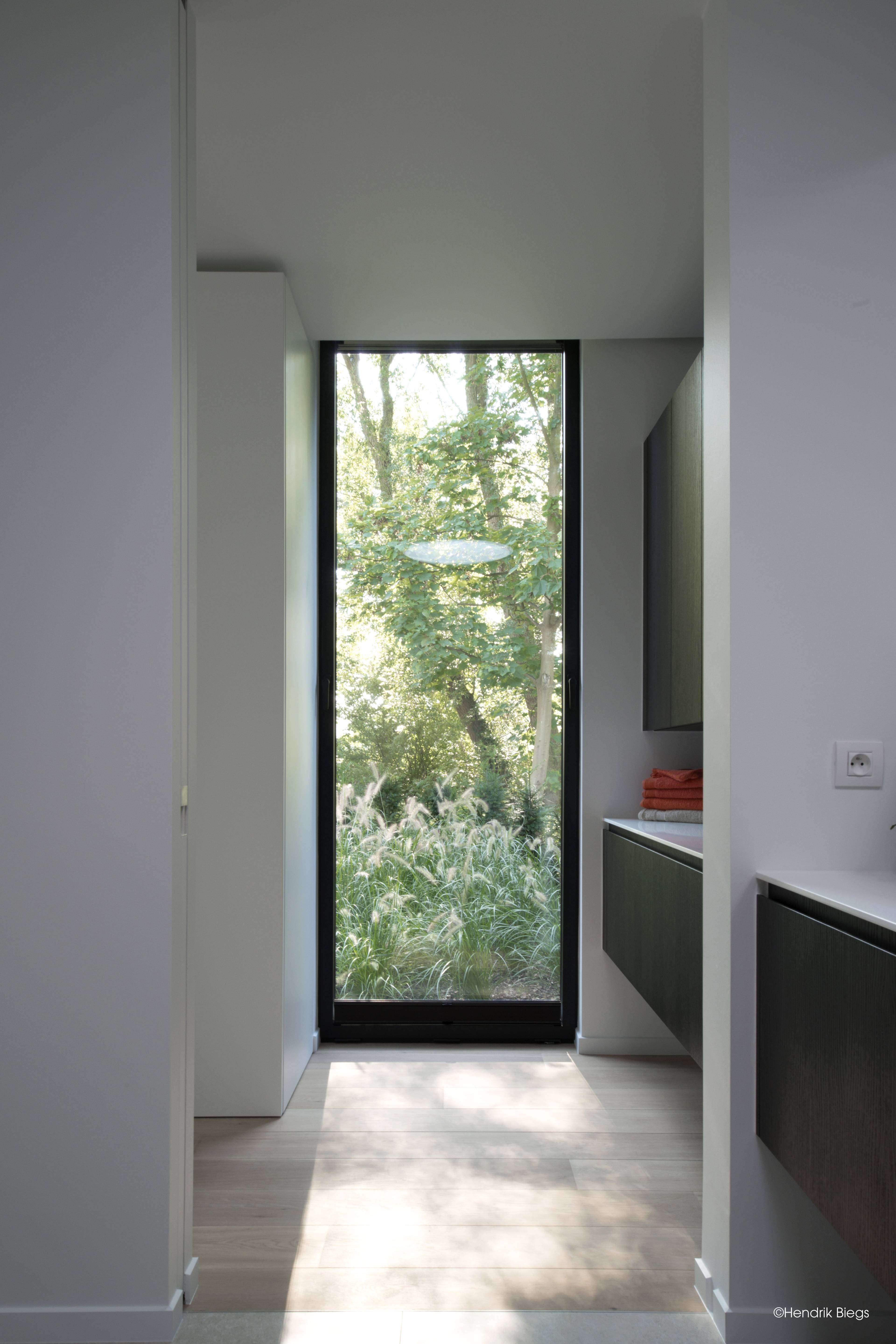 Binnenaanzicht van strak zwart aluminium kozijn in moderne nieuwbouw woning