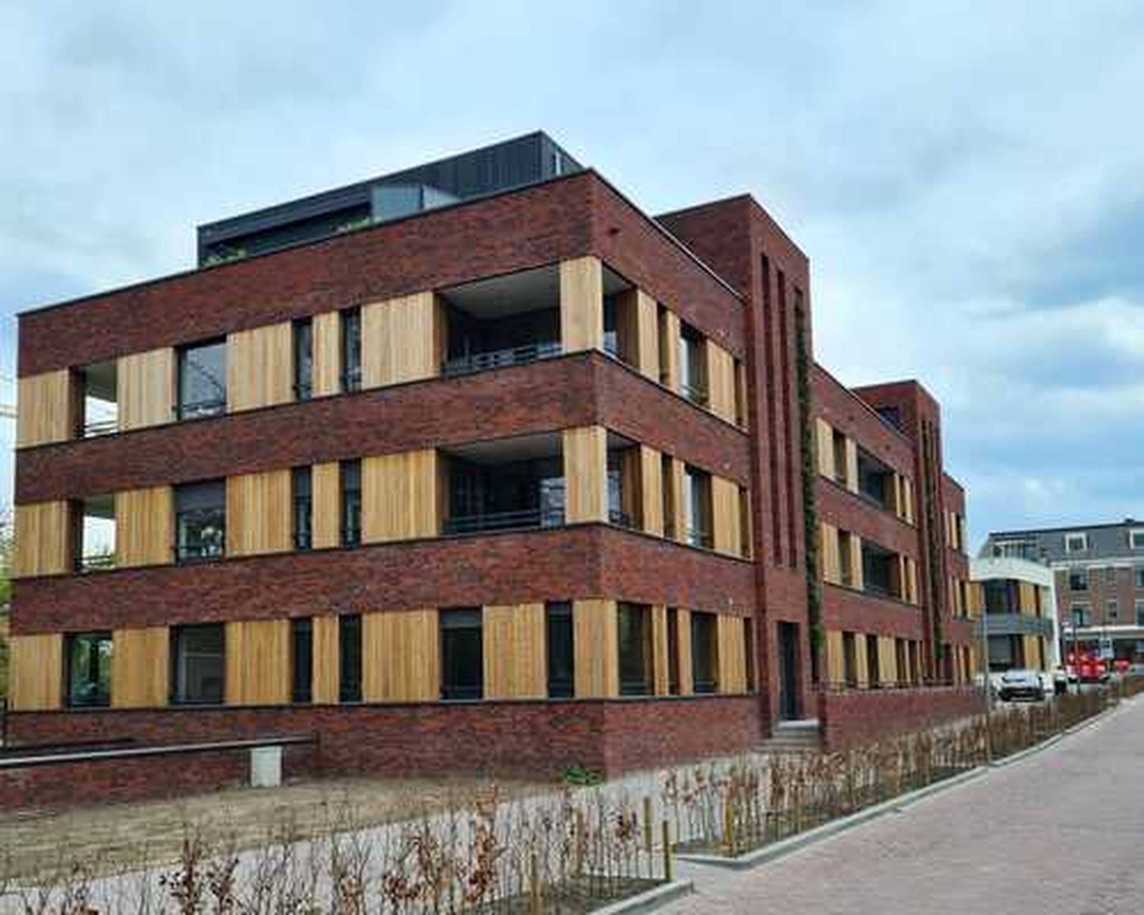 Modern appartementsgebouw met zwarte aluminium ramen van Profel