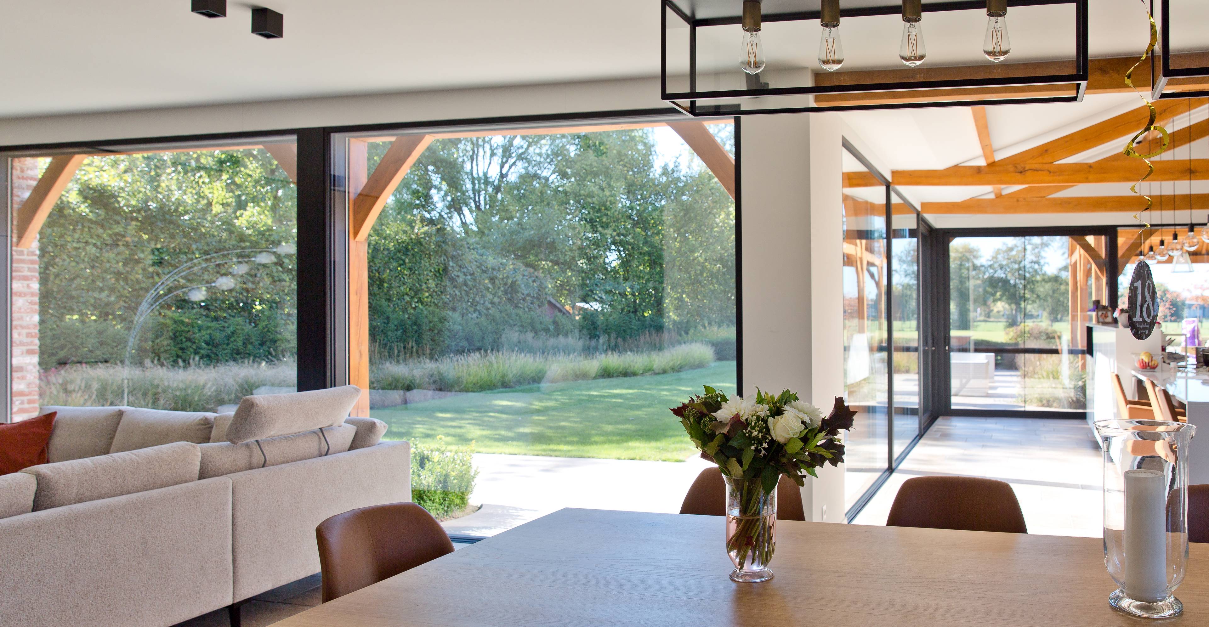 Châssis modernes en PVC noirs dans une maison neuve de style classique | Lumo Fino