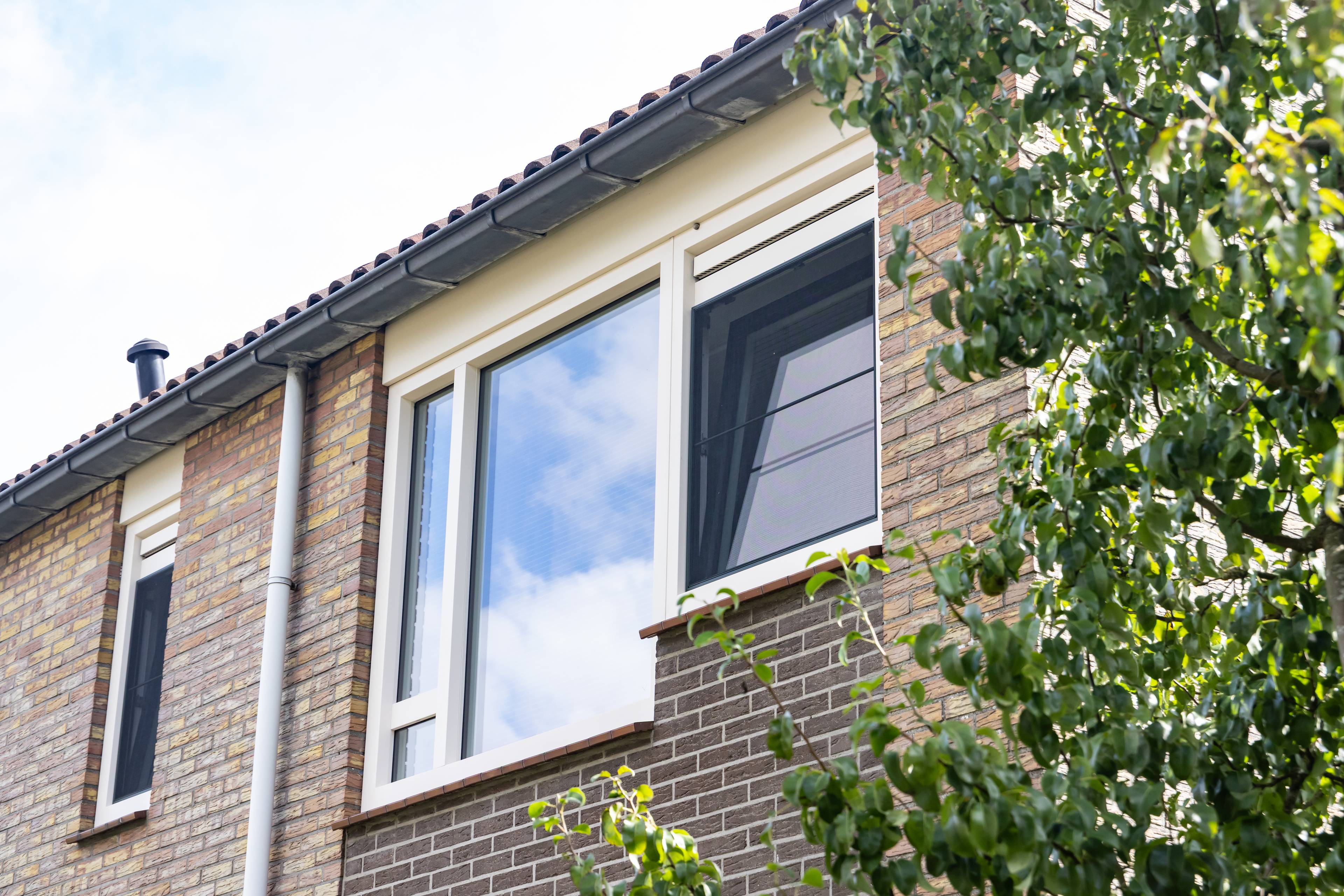 Klassieke woning met nieuwe tijdloze kunststof blok kozijnen in wit en blauw