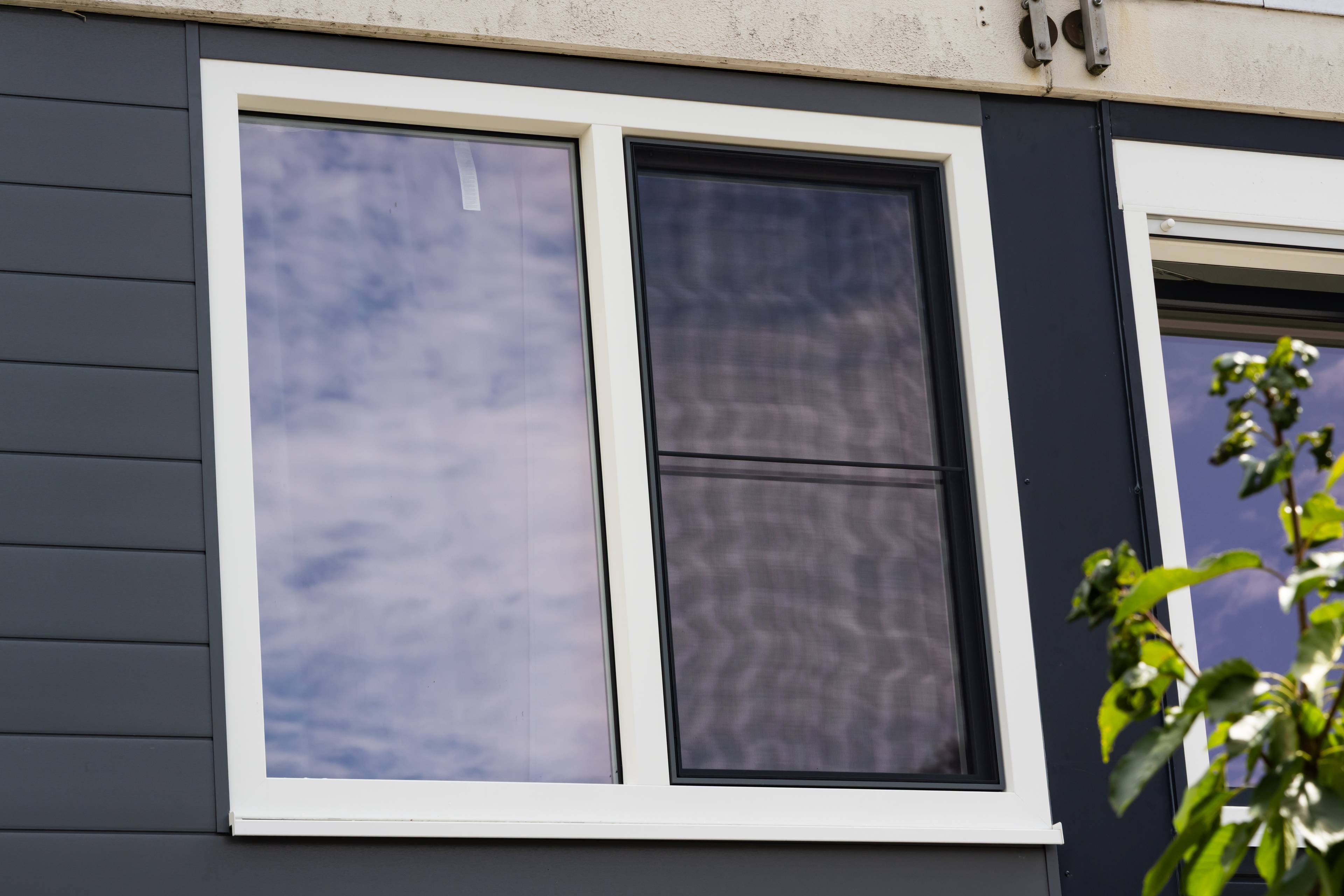 Tijdloze ramen van Profel met wit kader en blauwe vleugel in tijdloze woning