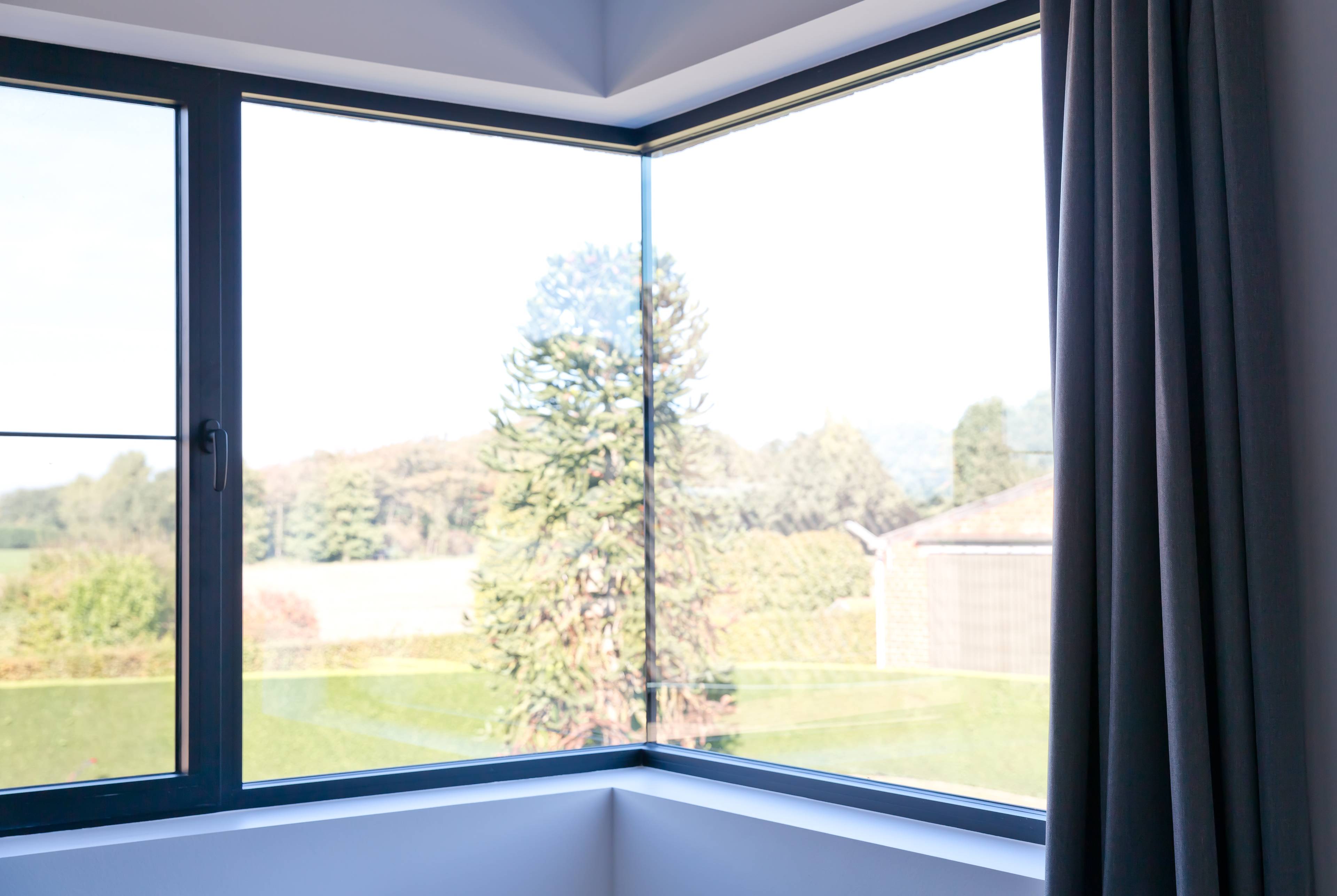 Vue intérieure d’un châssis noir fin et minimaliste de Profel de style moderne