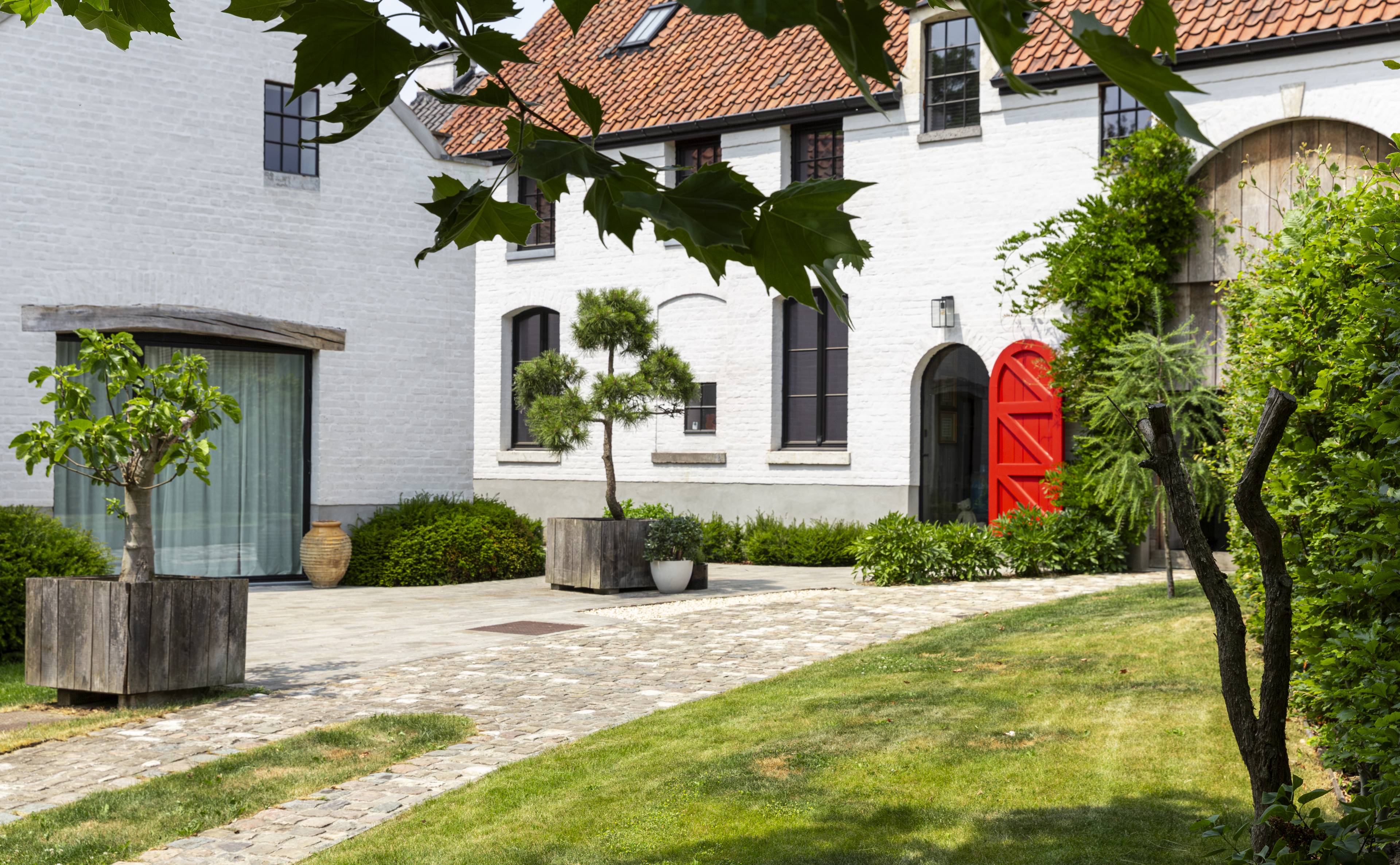 Landelijke witte woning met klassieke zwarte houten kozijnen met kruisverdeling