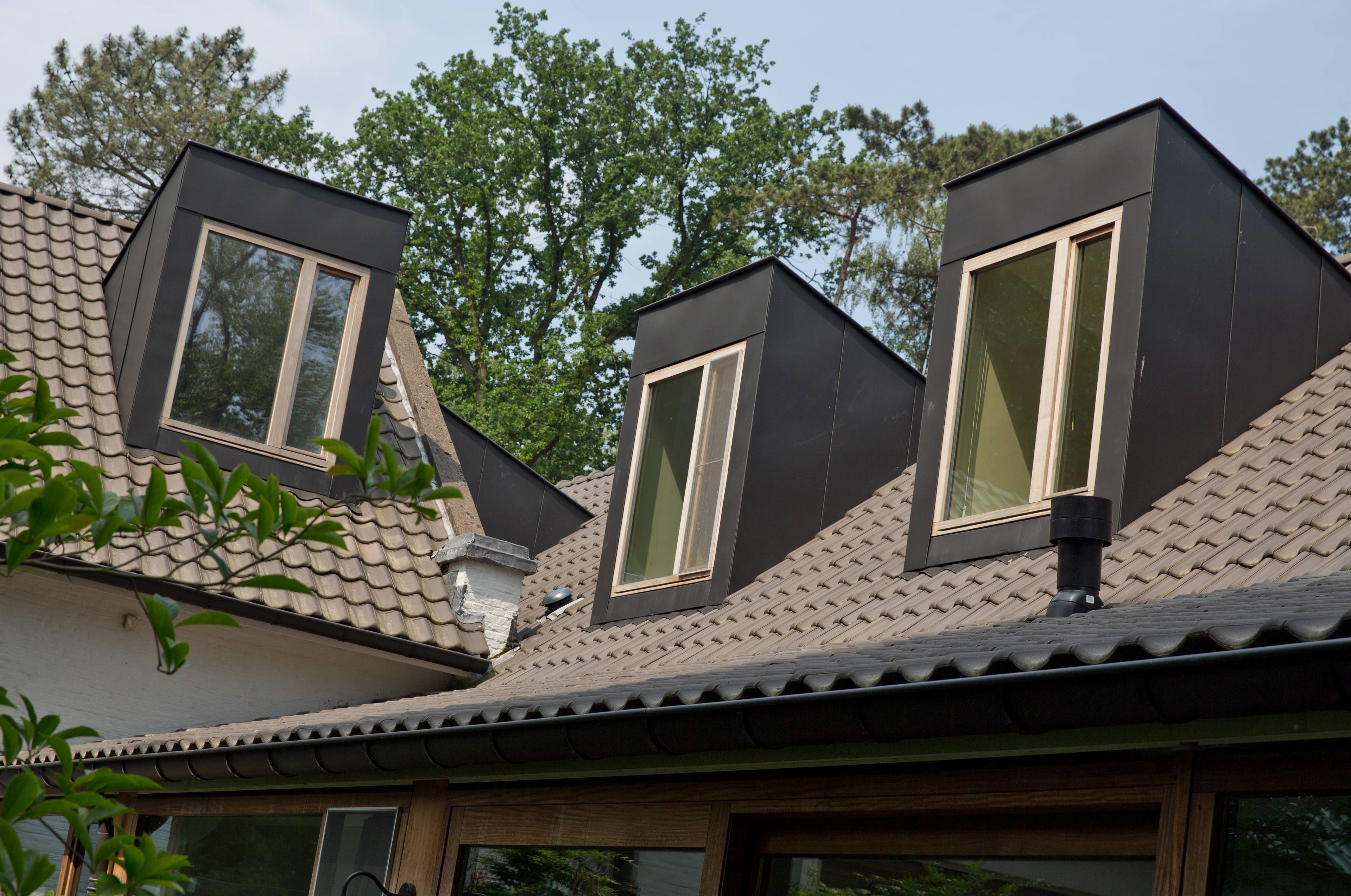 Klassieke woning met nieuwe landelijke houten ramen van Profel