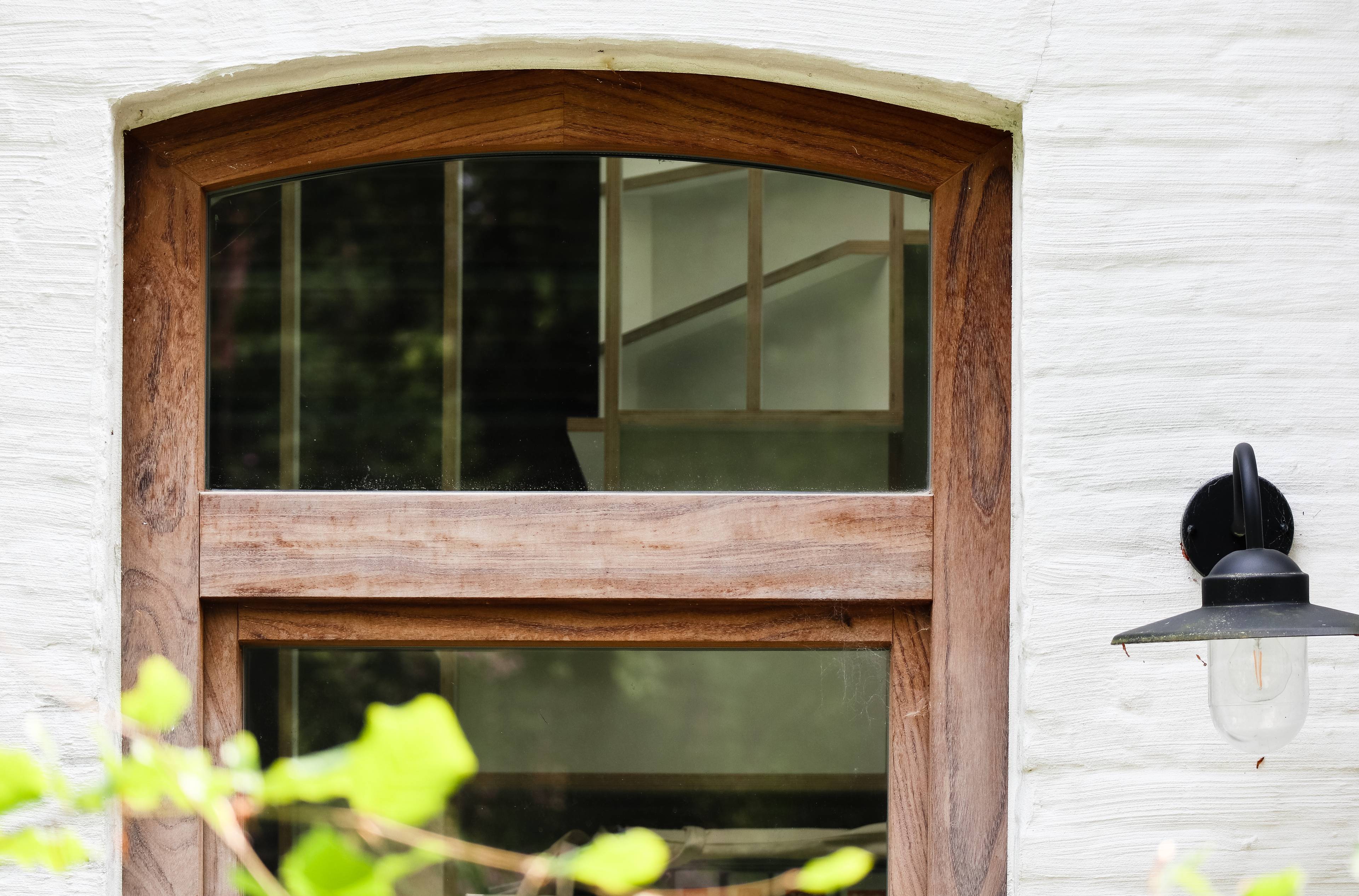 Close-up van klassieke houten kozijnen in houttint in klassieke woning
