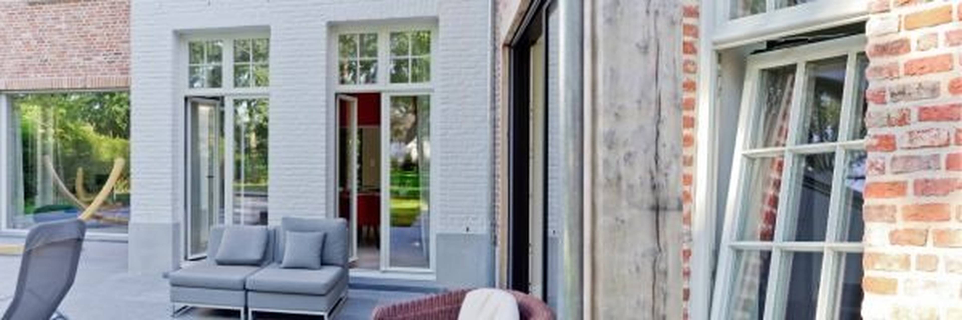 Woning met open kozijnen en deuren voor goede verluchting