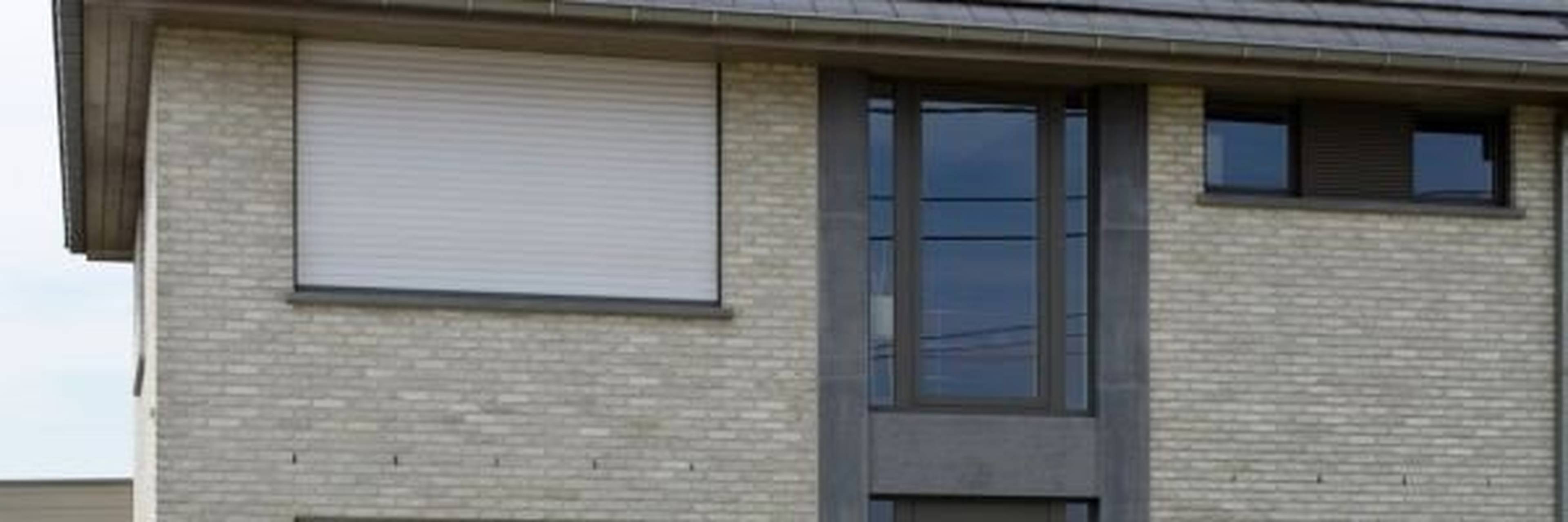Maison classique avec des volets roulants blancs de Profel