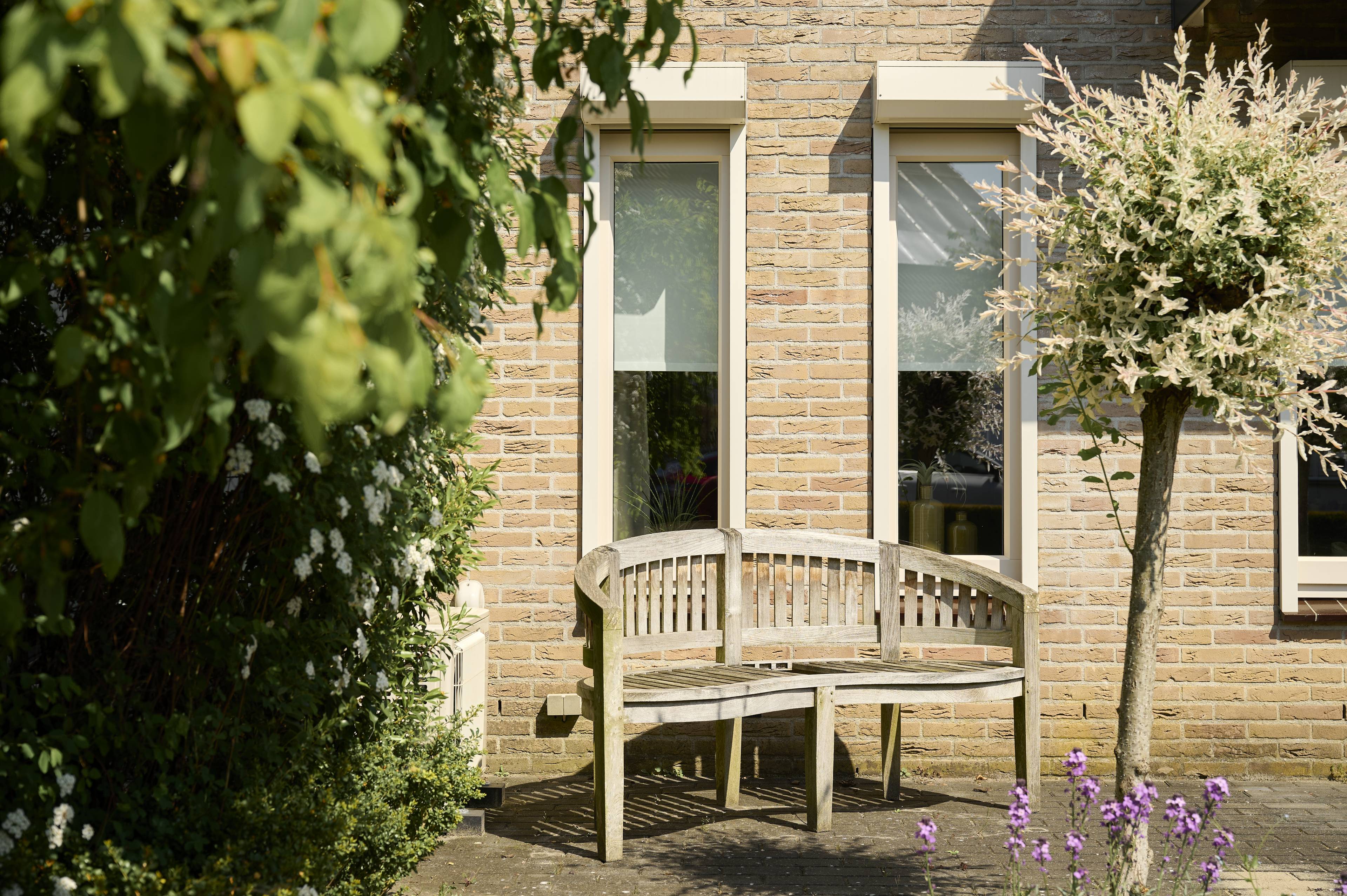 Gerenoveerde woning met tijdloze crème kunststof kozijnen