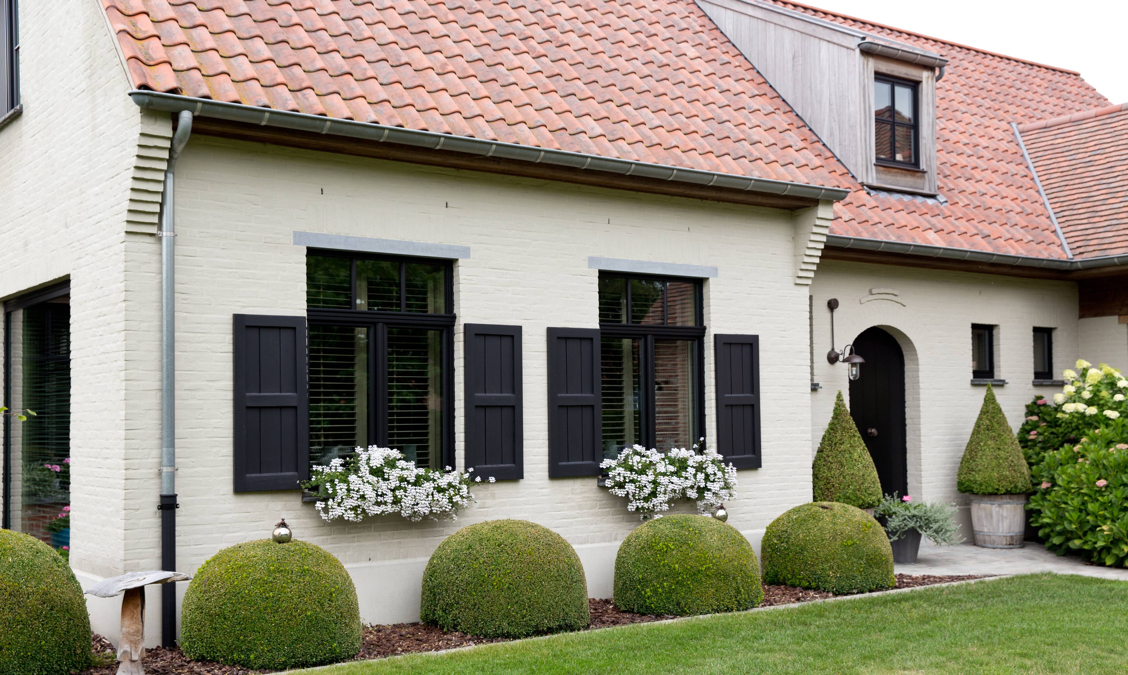Gerenoveerde klassieke witte woning met nieuwe klassieke zwarte aluminium ramen