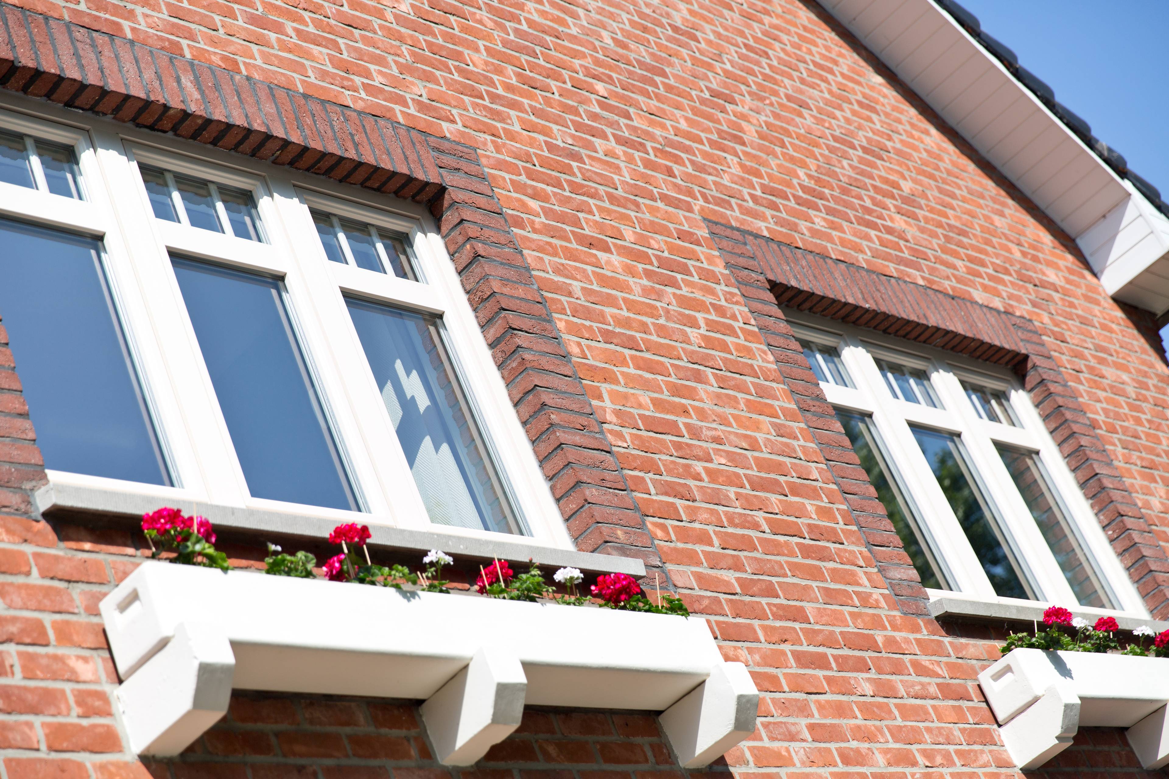 Gerenoveerde klassieke woning met nieuwe klassieke witte kunststof kozijnen met kruisverdelingen