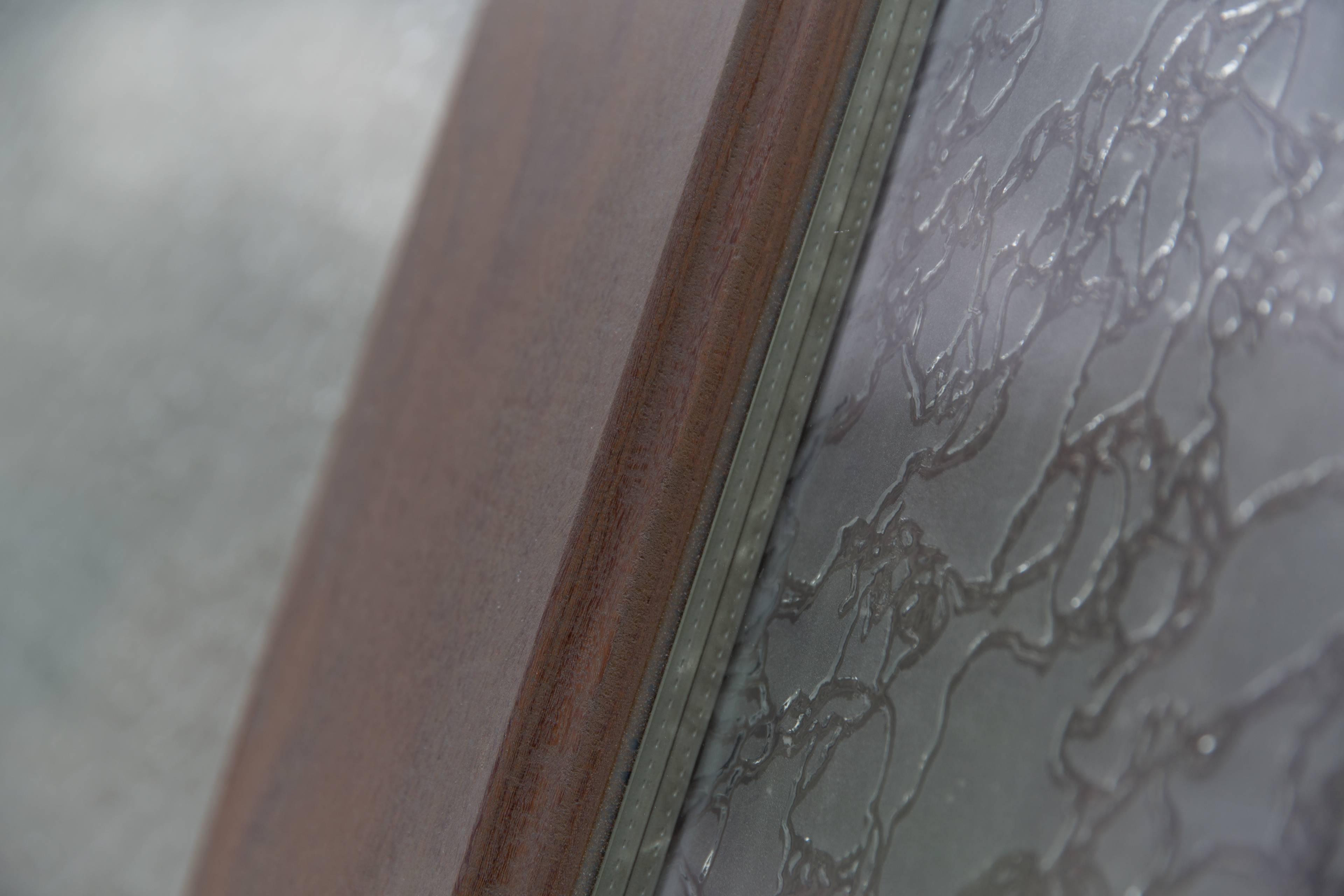 Close-up de châssis en bois avec vitrage décoratif de Profel