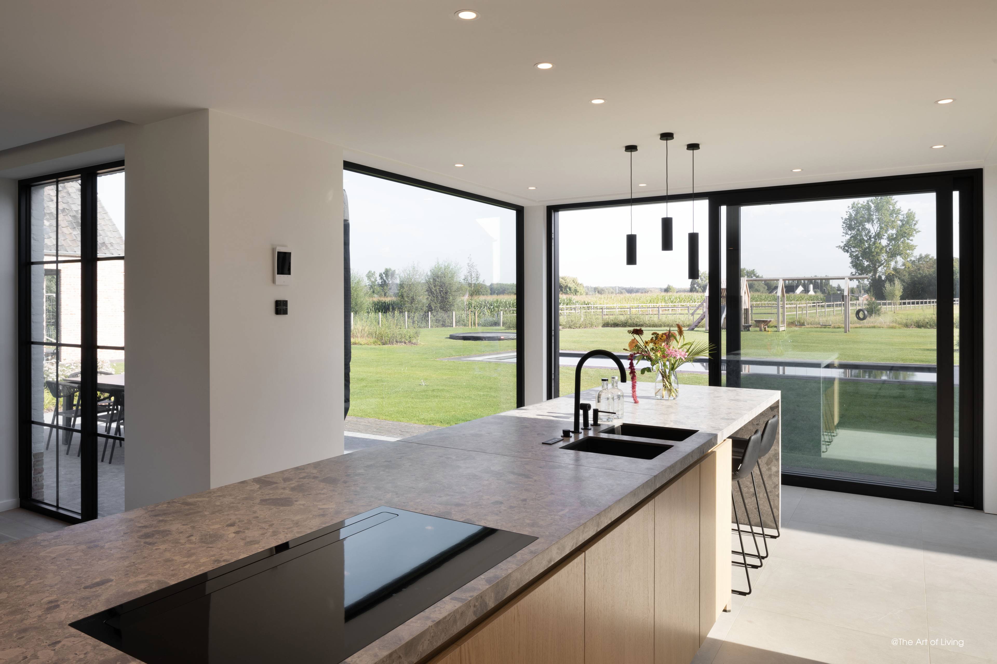 Gerenoveerde landelijke woning met nieuwe grote zwarte aluminium ramen en schuiframen