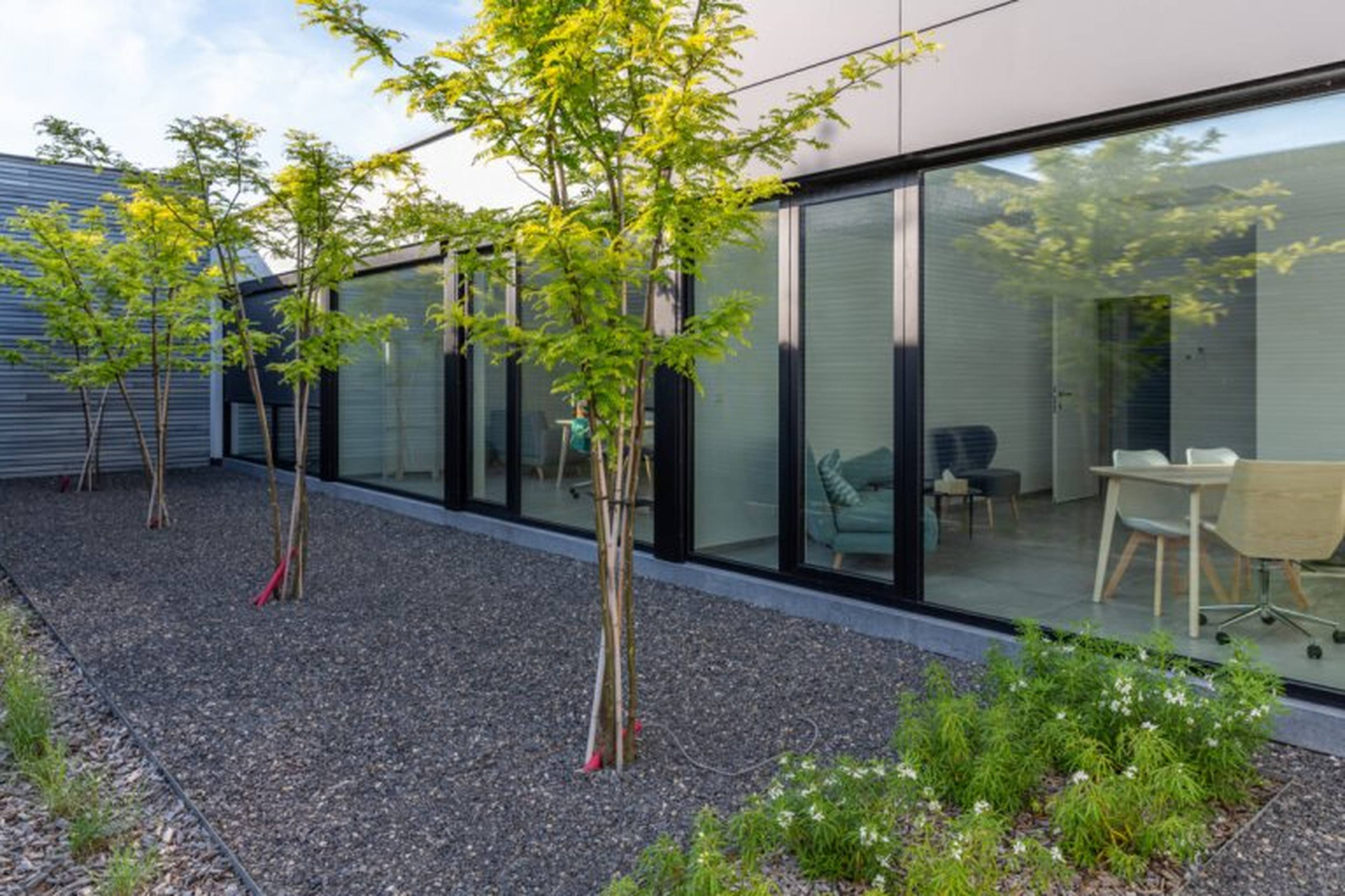Habitation moderne avec de grandes fenêtres en aluminium noir