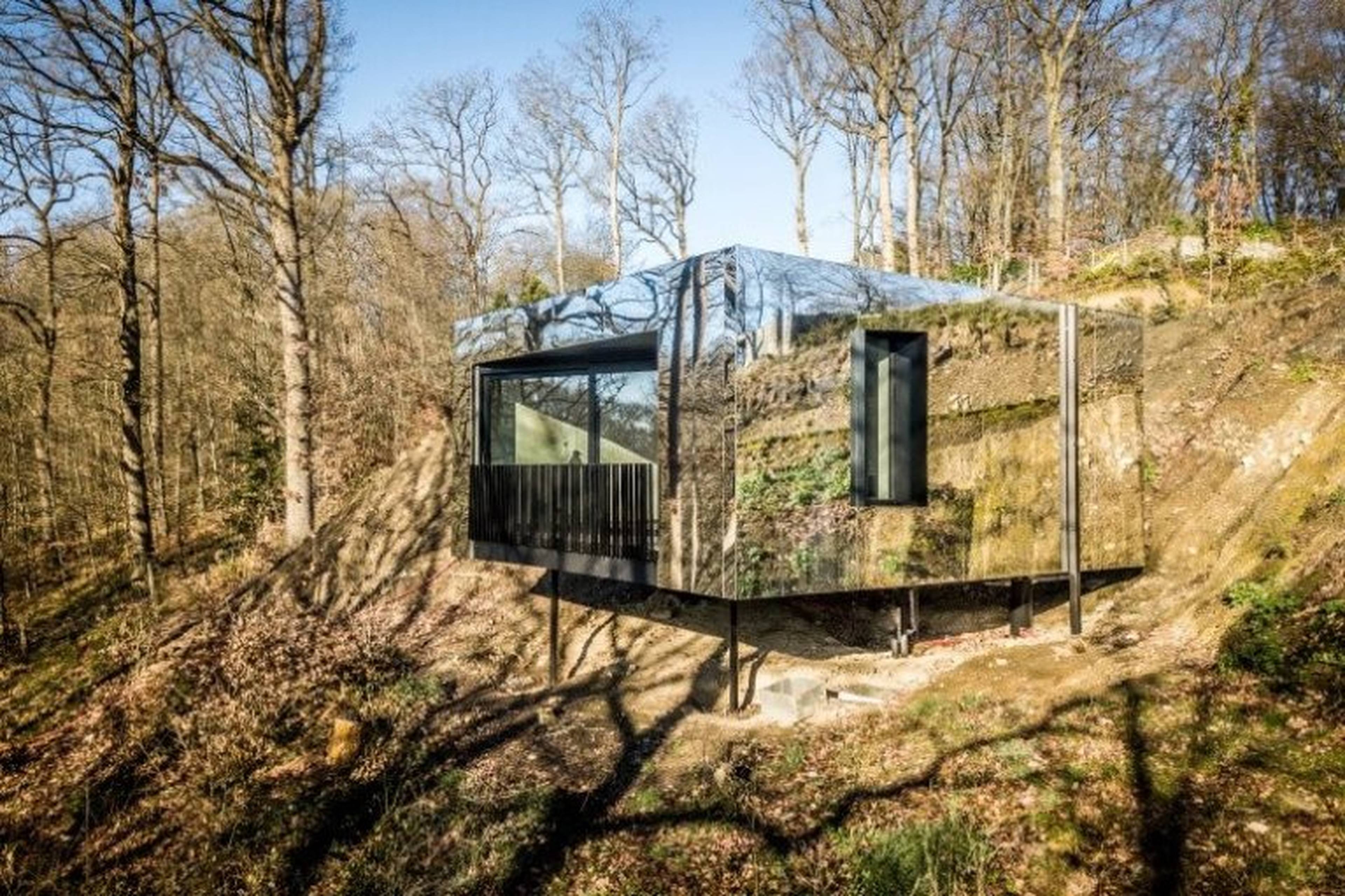 Maison jumelée en miroir avec des fenêtres modernes et épurées en aluminium noir.