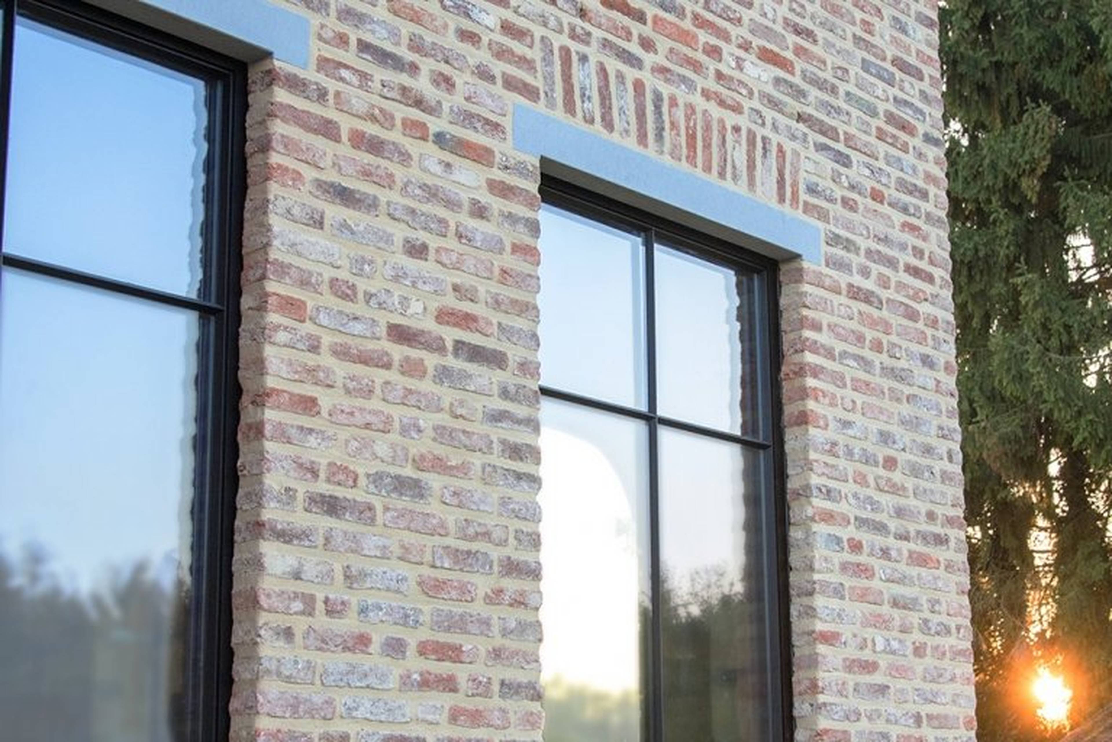 Slanke zwarte steellook aluminium kozijnen in klassieke woning