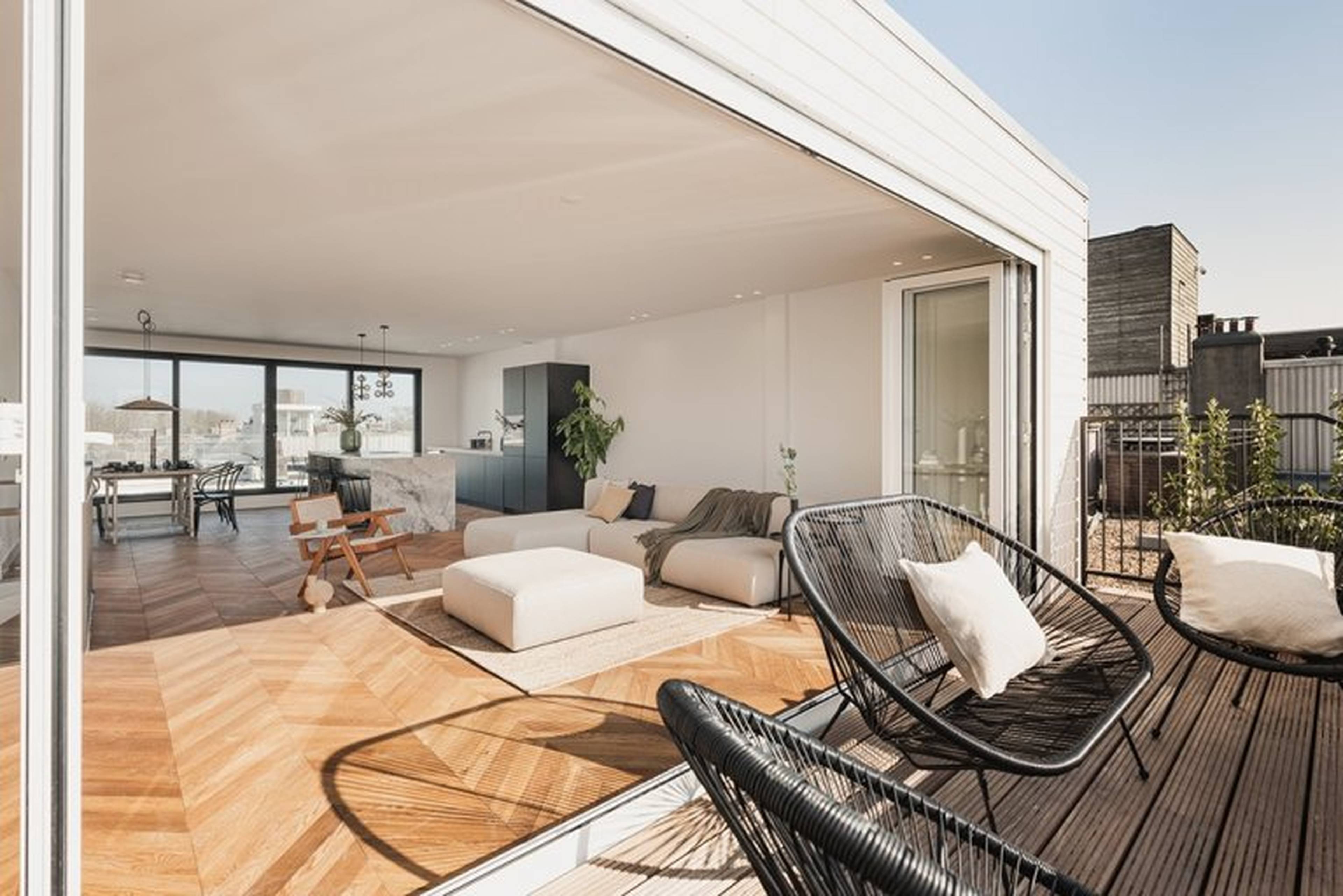 Witte aluminium vouwwand in moderne stadswoning