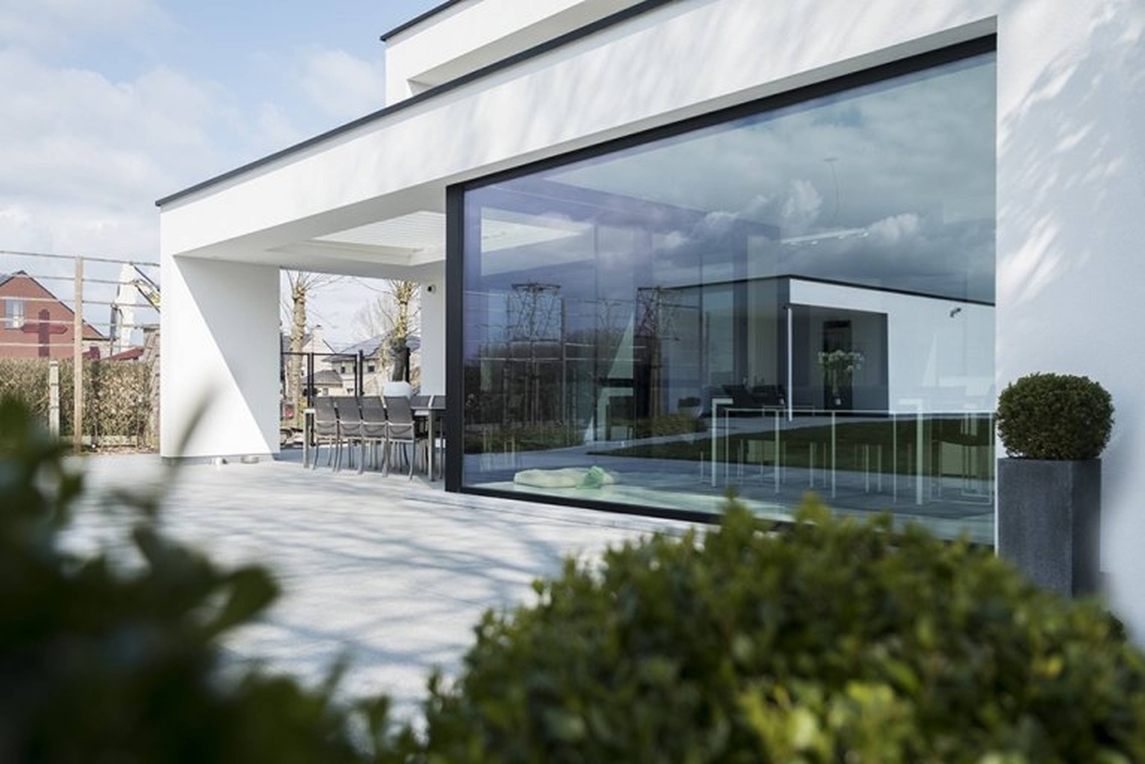 Groot modern zwart kozijn uit aluminium in moderne woning