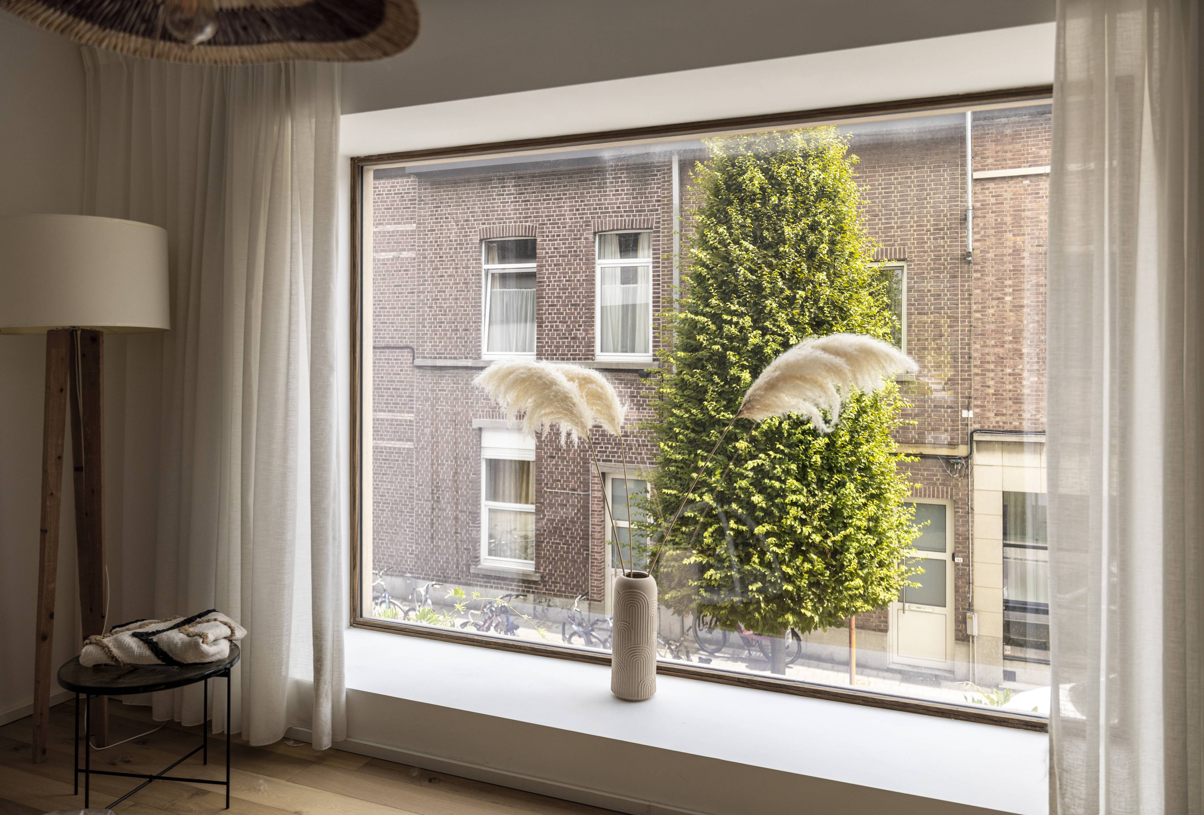 Moderne gerenoveerde woning met grote houten ramen