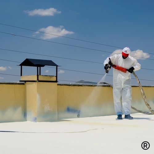 Izolatér zatepluje střechu nástřikem PUR pěny.