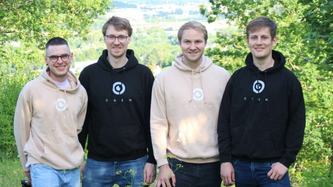 quattro persone in posa per una foto