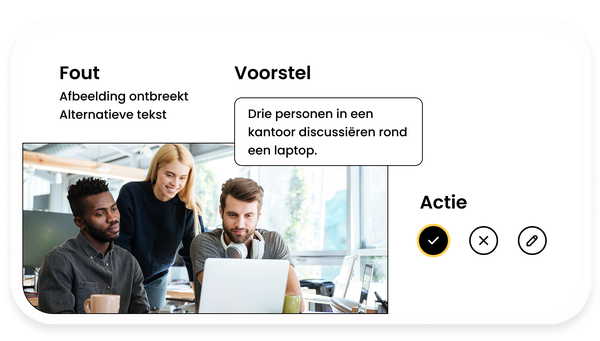 Drie mensen op kantoor bespreken iets rond een laptop.