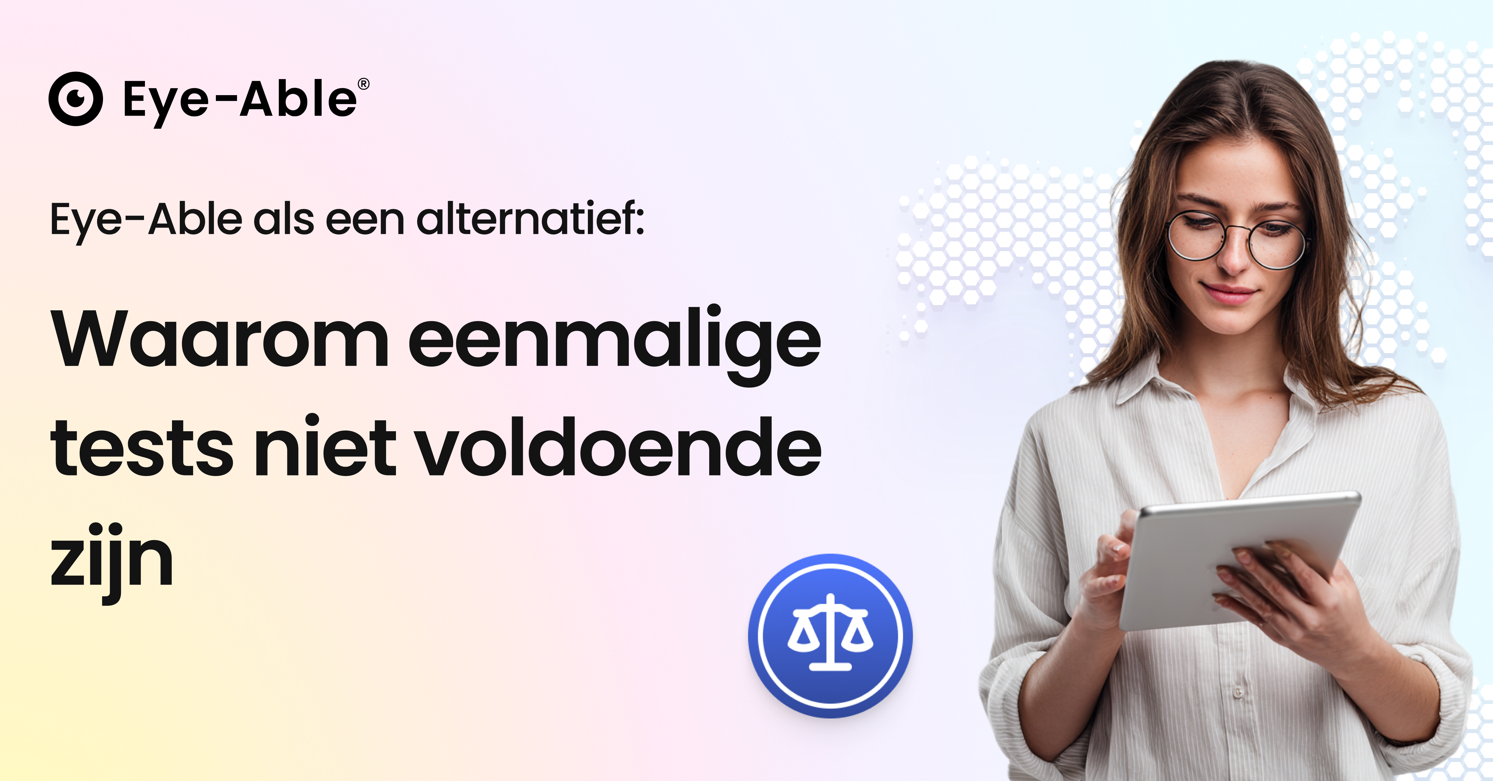 Bannerafbeelding van Eye-Able met de tekst “Waarom eenmalige tests niet voldoende zijn”. Rechts staat een vrouw met bril die een tablet gebruikt, met een icoon van een weegschaal en een abstracte wereldkaart op de achtergrond. De afbeelding benadrukt Eye-Able als alternatief voor eenmalige toegankelijkheidstests.