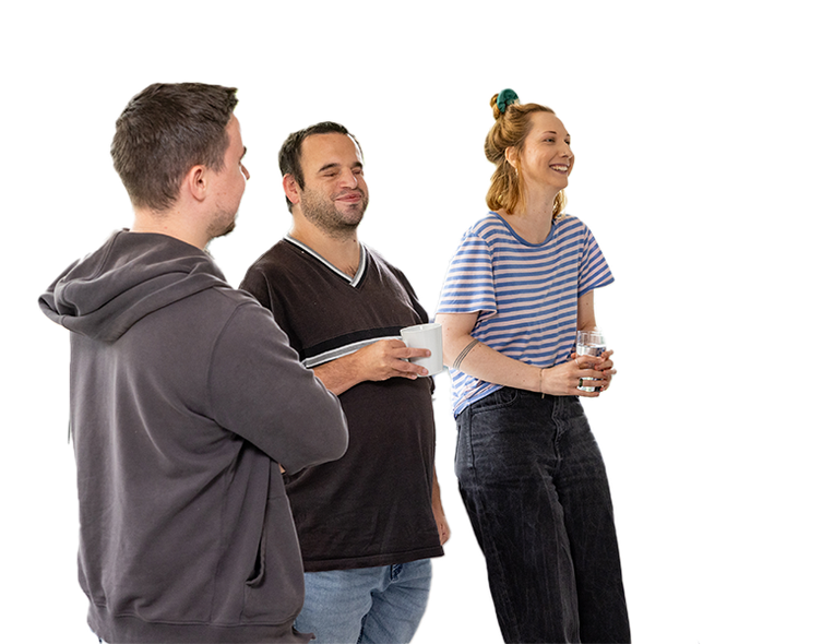 Tre persone insieme in piedi che sorridono