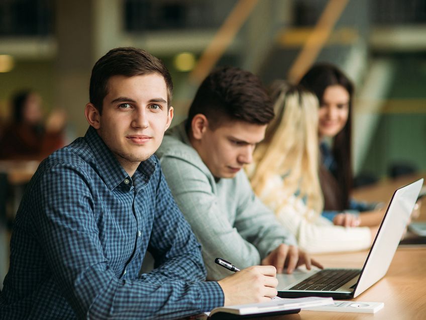Triales-Studium bei ECOVIS KSO viele junge Menschen sitzen an einem Tisch und lernen
