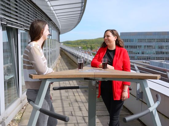 Dachterasse mit Tanja und Elina beim Talk mit einem Kaltgetränk