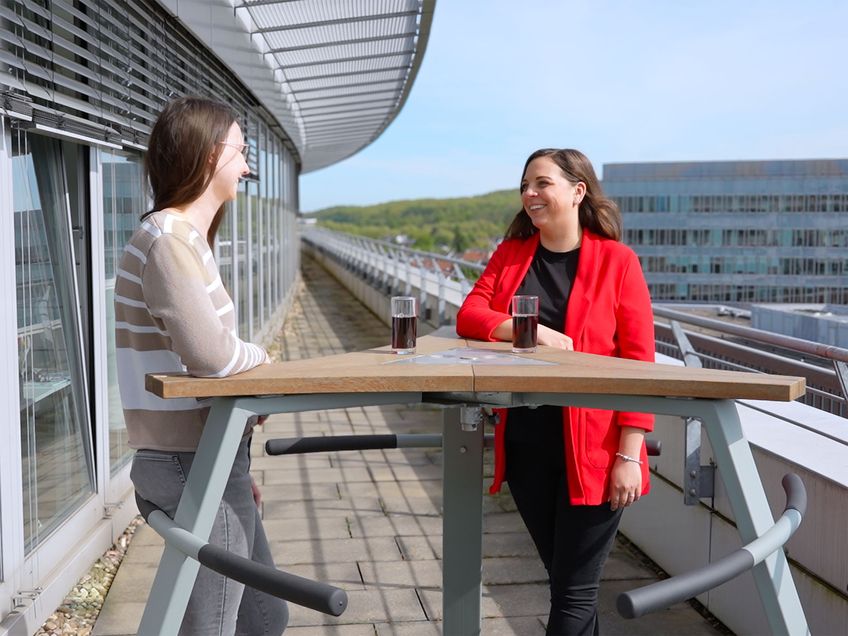 Terrasse mit Tanja und Elina