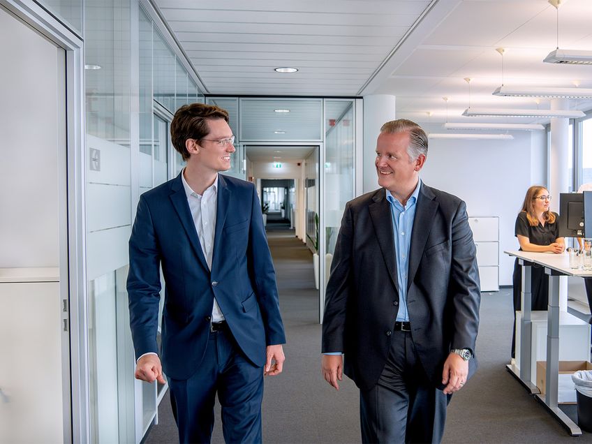 Wirtschaftspruefung-Header Kay Hüneke und Thilo Marenbach im Großraumbüro